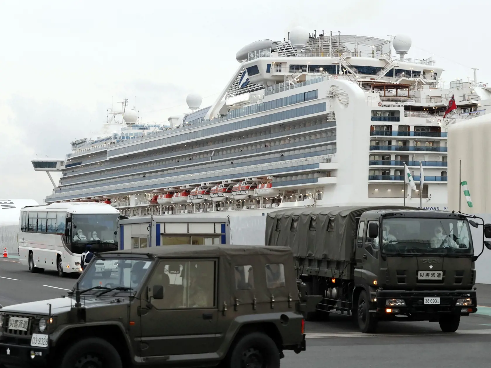 KK36 Jokohama - Na snímke autobus s pasažiermi z výletnej lode Diamond Princess odchádza z prístavu v sprievodne armádnych vozdiel v Jokohame 20. februára 2020. Nákaza novým koronavírusom sa potvrdila u ďalších 13 pasažierov veľkej výletnej lode Diamond Princess, ktorá od začiatku februára kotví v prístave japonského mesta Jokohama a do stredy bola v karanténe. FOTO TASR/AP
A bus carrying the passengers from the quarantined Diamond Princess cruise ship escorted by Japan Self Defense Forces vehic