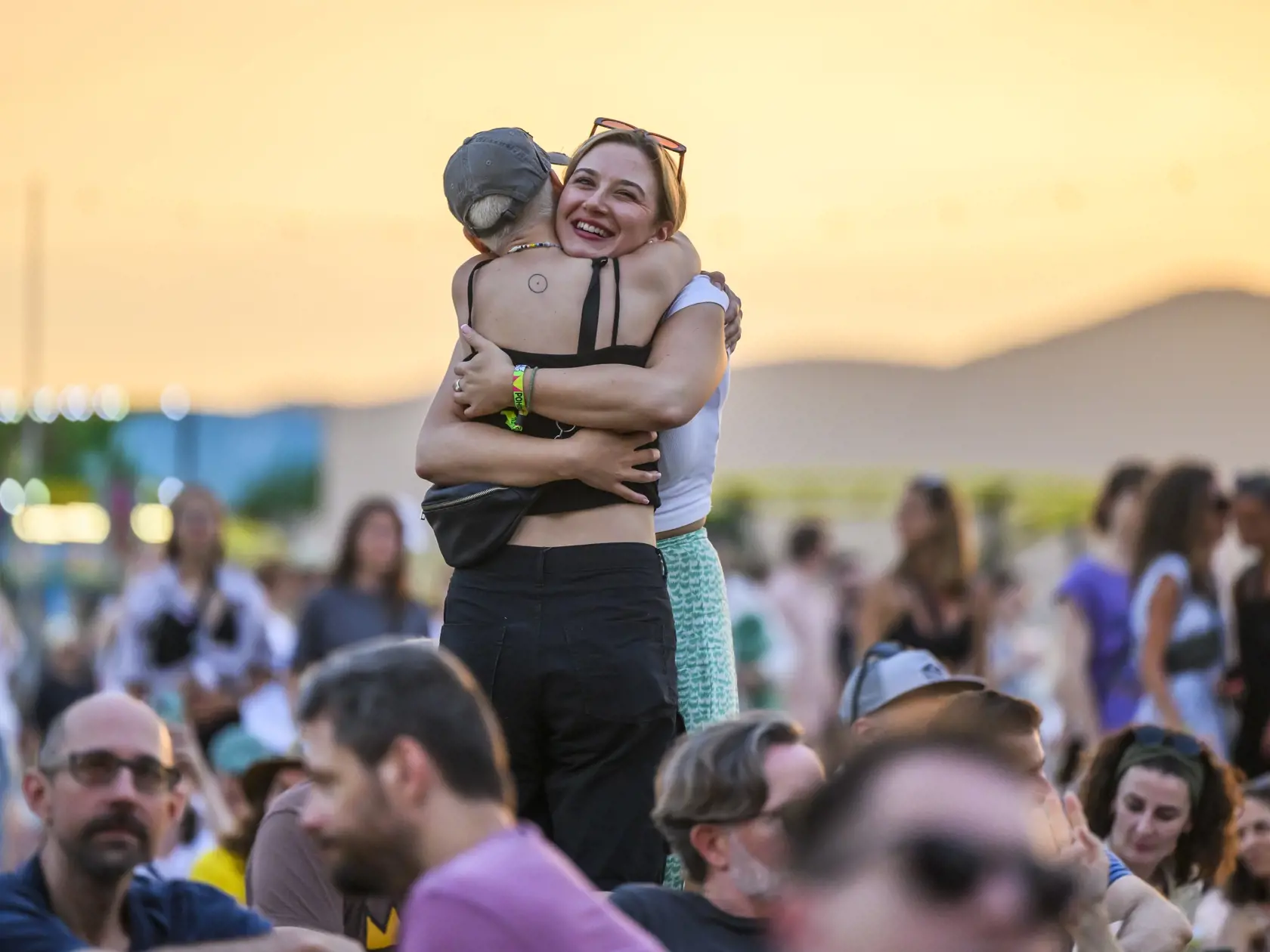 Na snímke dievčatá sa objímajú počas 27. ročníka multižánrového festivalu Pohoda vo štvrtok 11. júla 2024 v Trenčíne.