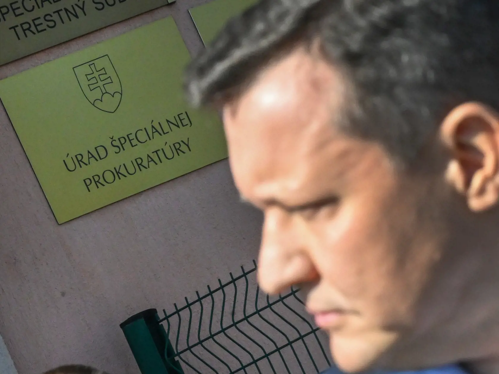 Na snímke špeciálny prokurátor Daniel Lipšic a ďalší prokurátori ÚŠP počas tlačovej konferencie, na ktorej informoval o situácii v súvislosti s rušením úradu 19. marca 2024 v Pezinku.