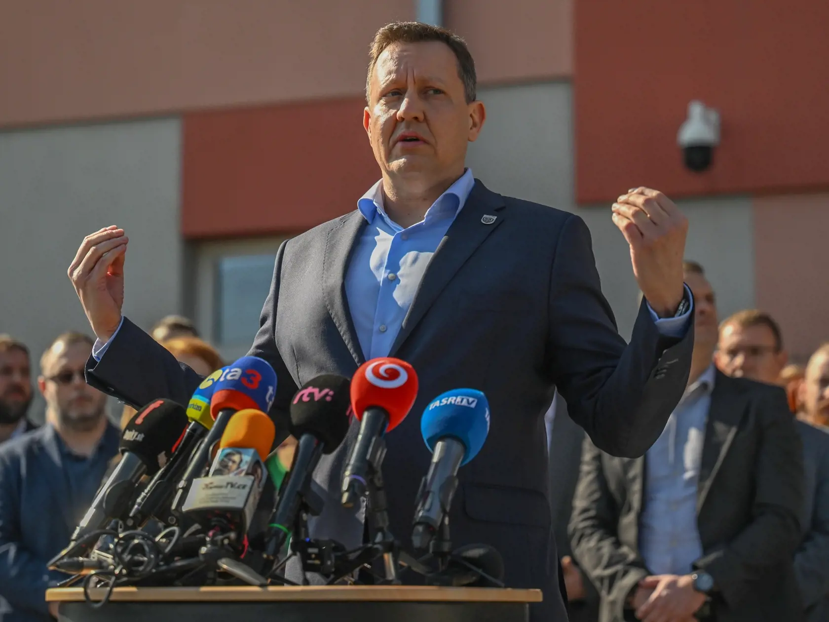 Na snímke špeciálny prokurátor Daniel Lipšic a ďalší prokurátori ÚŠP počas tlačovej konferencie Úradu špeciálnej prokuratúry (ÚŠP), na ktorej informoval o situácii v súvislosti s rušením úradu 19. marca 2024 v Pezinku.