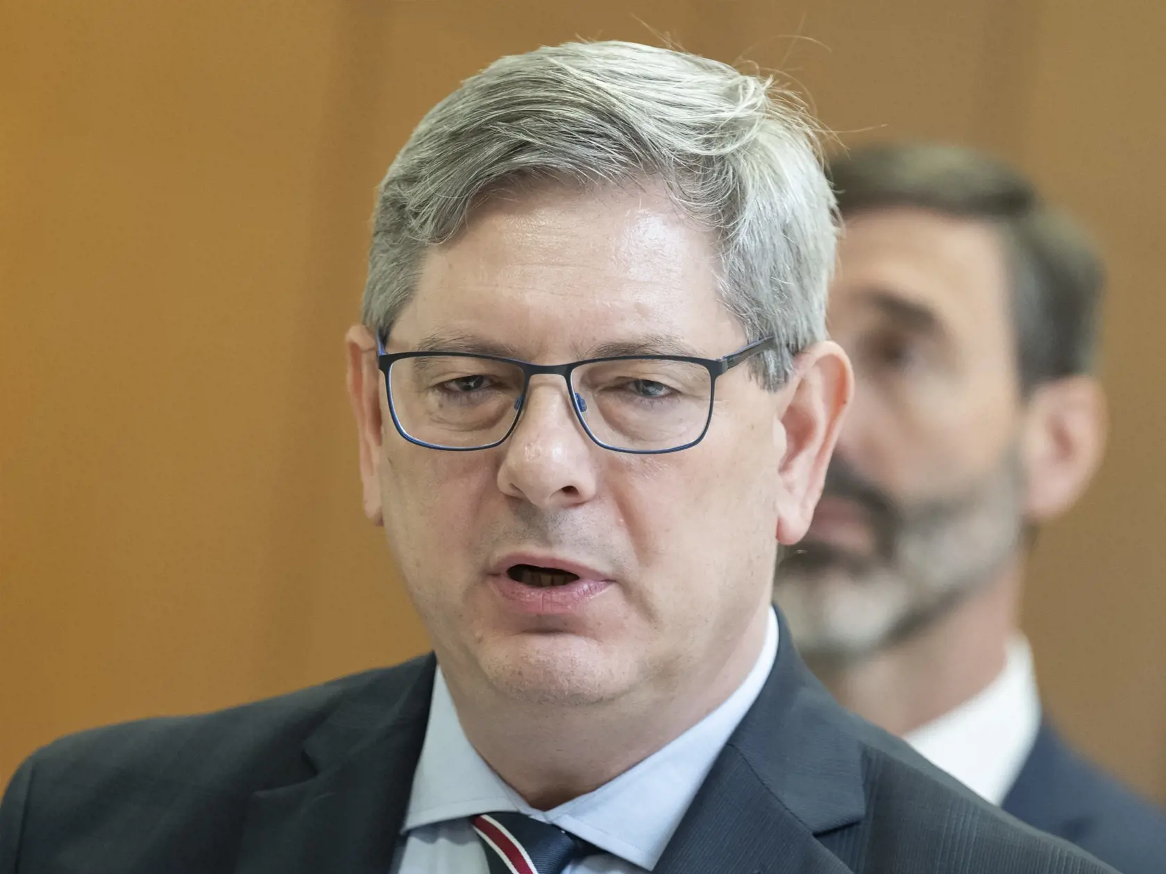 Ja osobne nepoznám demokratickú krajinu, v ktorej by bolo úplne normálne, aby sa zamestnanci verejne a mediálne vyjadrovali voči svojim nadriadeným, a to navyše svojimi subjektívnymi pocitmi, a tým podkopávali autoritu samotnej inštitúcie v očiach verejnosti," sťažuje sa Susko.