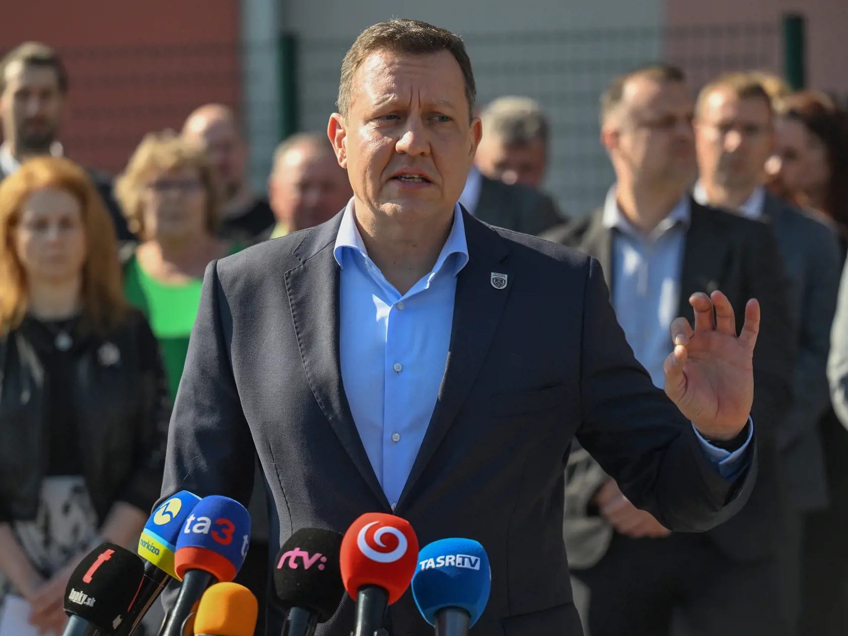 Na otvorený list už na sociálnej sieti zareagoval aj minister spravodlivosti Boris Susko, ktorý poslal ostrý odkaz Danielovi Lipšicovi spolu s prokurátormi. Podľa jeho názoru Lipšic „odmieta rešpektovať hierarchický princíp" prokuratúry Slovenska.
