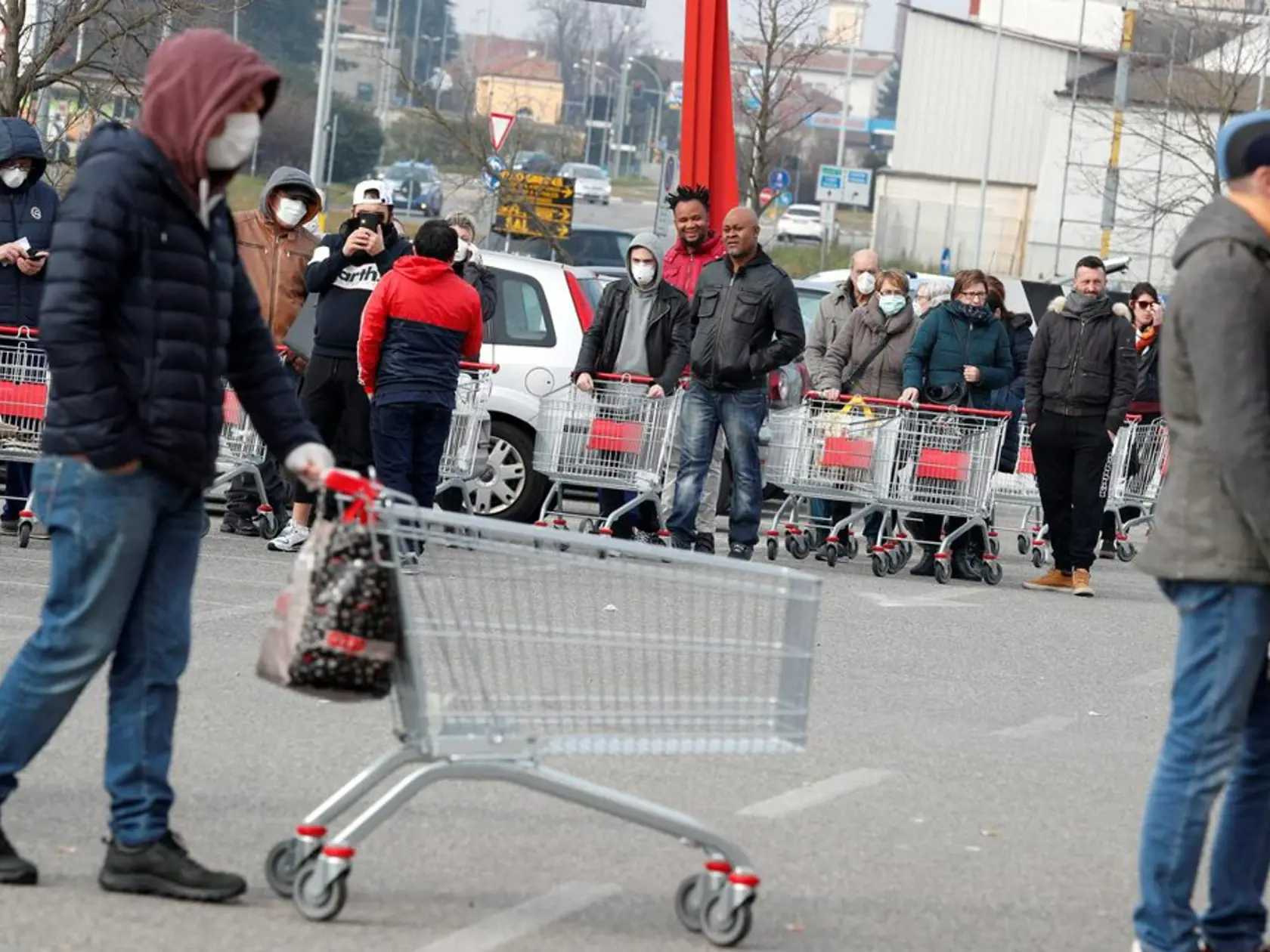 Taliani sa zásobujú potravinami a zamykajú sa vo svojich domovoch.