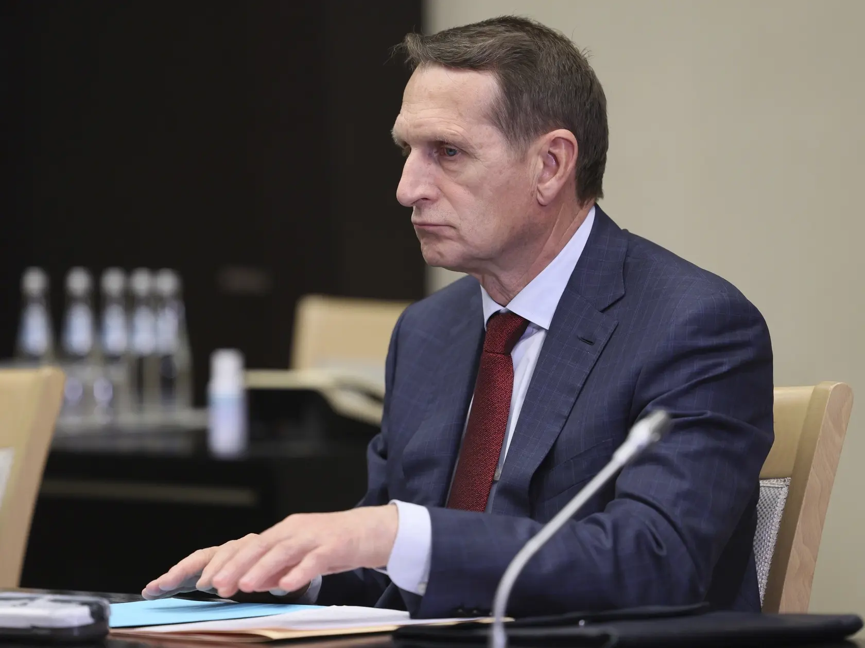 Na snímke šéf ruskej zahraničnej špionáže Sergej Naryškin počas stretnutia s ruským prezidentom Vladimirom Putinom k otázke postupu špeciálnej vojenskej operácie, ako aj situácii v palestínsko-izraelskom konflikte v rezidencii Novo-Ogaryovo pri Moskve v pondelok 16. októbra 2023.