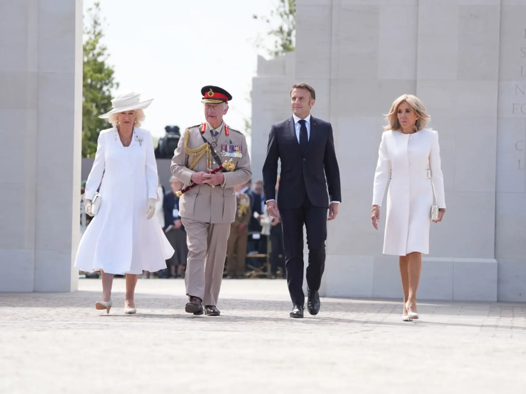 Francúzsky prezident Emmanuel Marcon s prvou dámou Brigitte si spoločne s britským kráľom Karolom III. a kráľovnou Kamilou pripomenuli 80. výročie vylodenia v Normandii. Brigitte s Kamilou sa zladili do bielych šiat.
