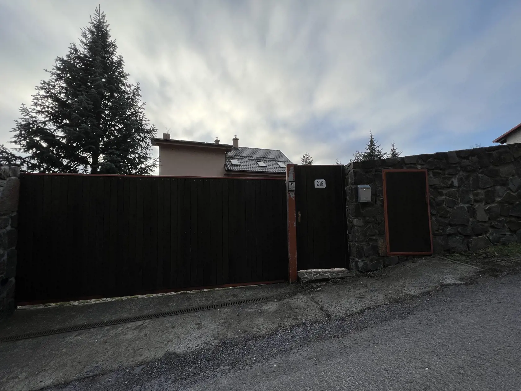Túto nehnuteľnosť, ktorá je zašitá za zvonicou v centre dediny, zdedil Číž po rodičoch.