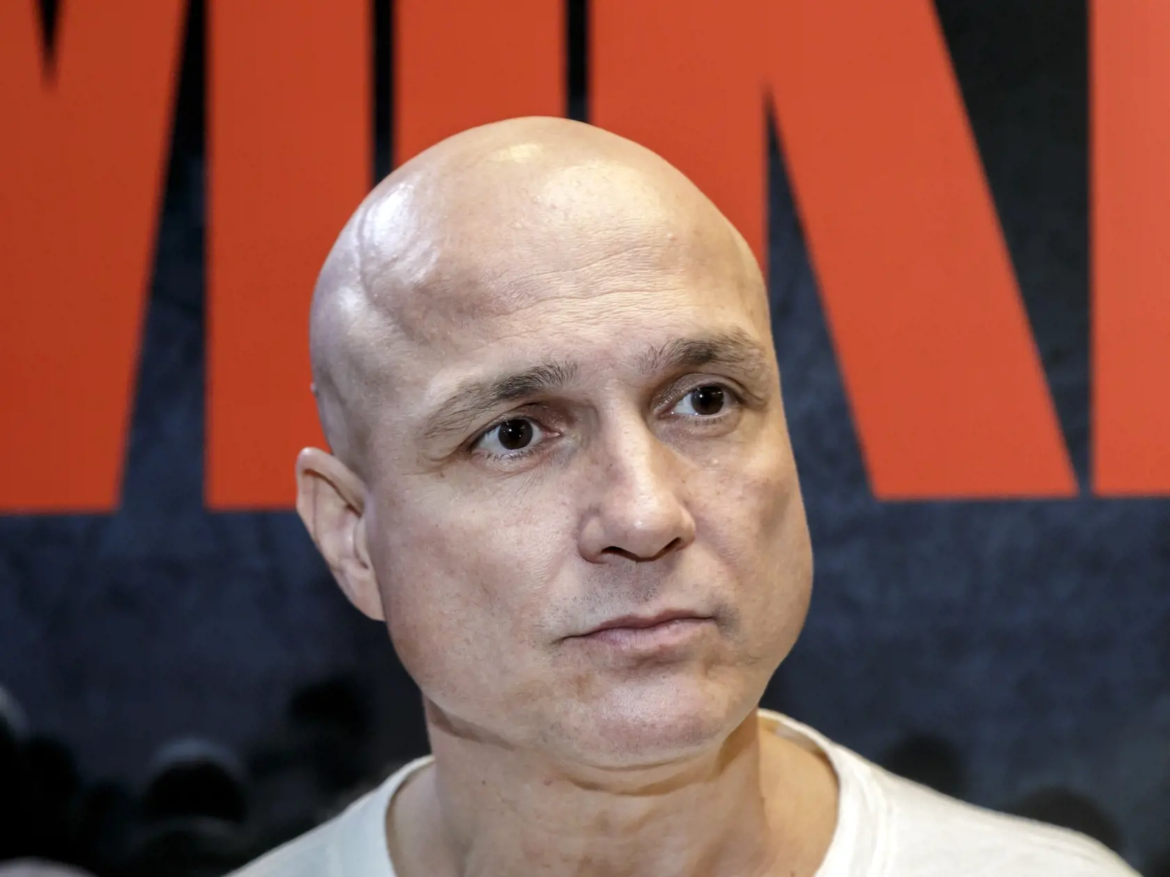 Na snímke slovenský herec Dušan Cinkota odpovedá na otázky novinárov po novinárskej projekcii filmu Miki v Bratislave 6. augusta 2024.