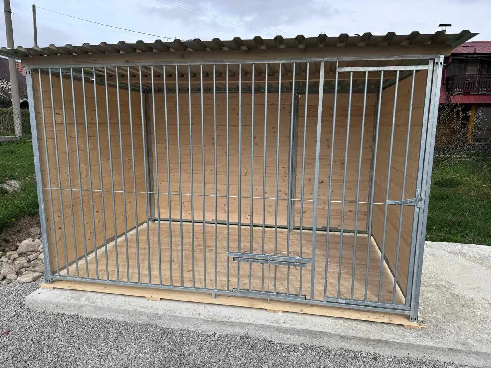 Pre Jessieho sa podarilo zohnať aj krásnu, čistú voliéru.