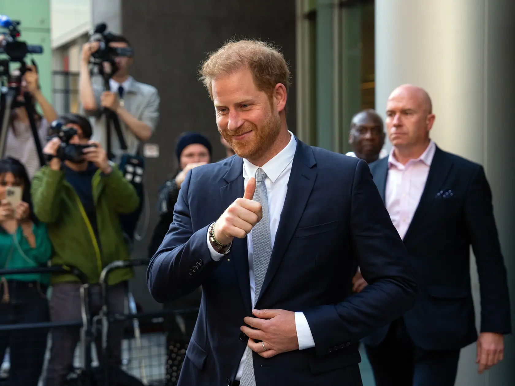 Princovi Harrymu a jeho manželke Meghan Markle hrozí, že ich vyhostia z USA pre princovu minulosť.