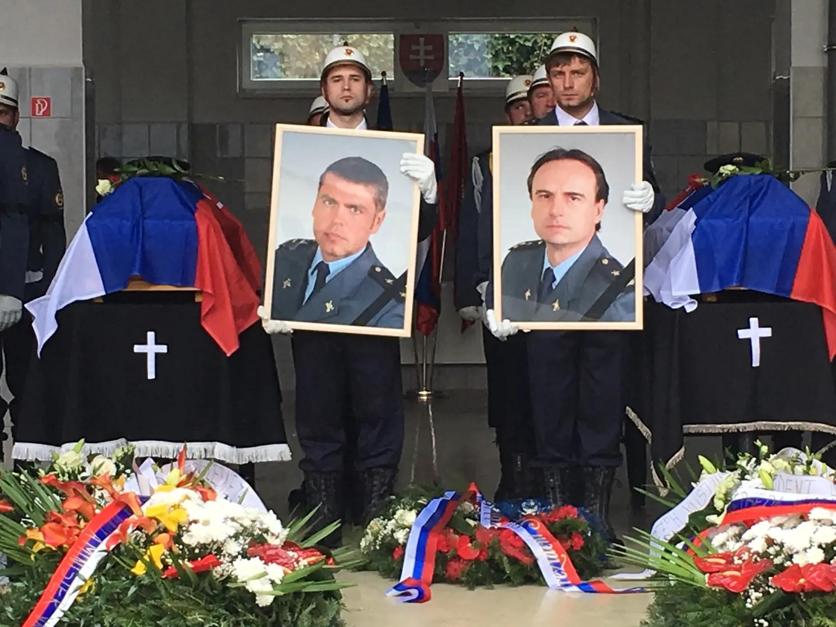 So zosnulými hasičmi Radoslavom lackom a Petrom Toďorom sa naposledy rozlúčili. 
