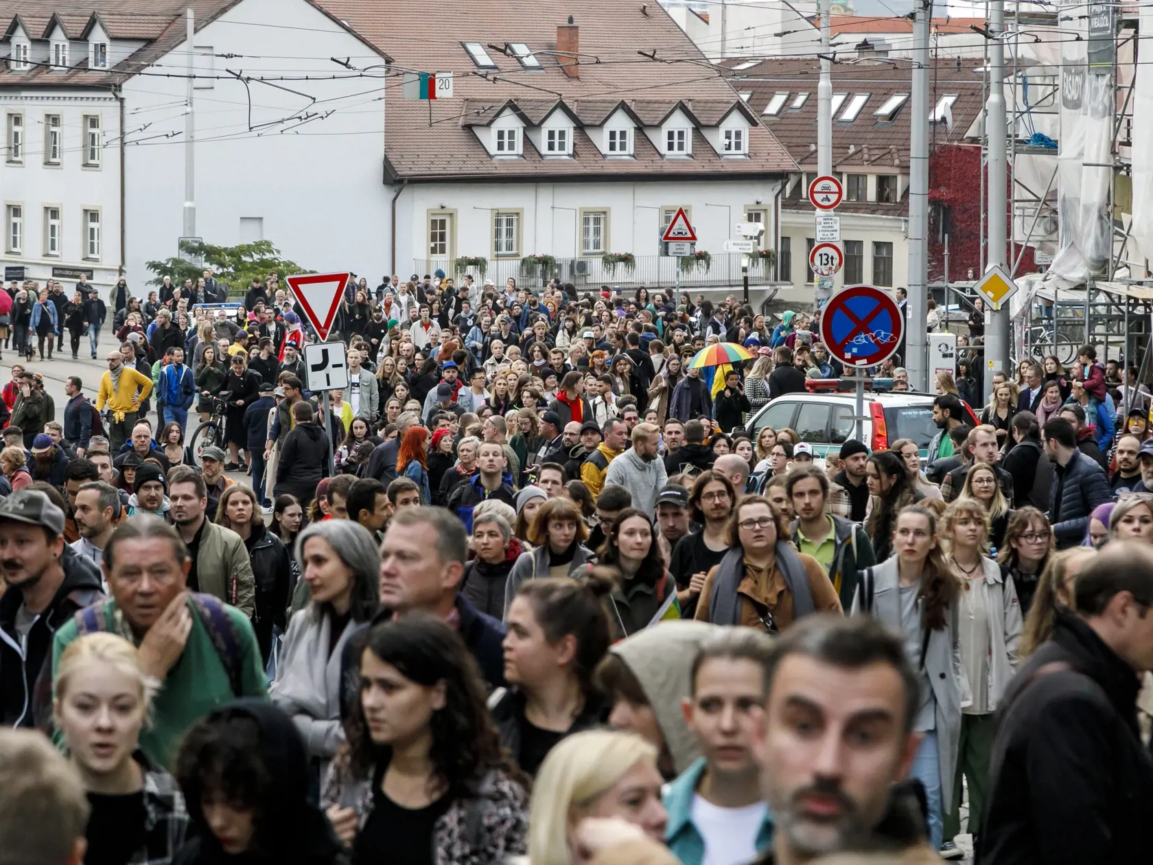 Snímka z pochodu za odsúdenie nenávisti voči LGBTI komunite v Bratislave 14. októbra 2022. Sprievod zo Zámockej ulice na Námestie SNP za obete tragédie zorganizovali Iniciatíva Inakosť a Dúhový Pride Bratislava. FOTO TASR - Dano Veselský