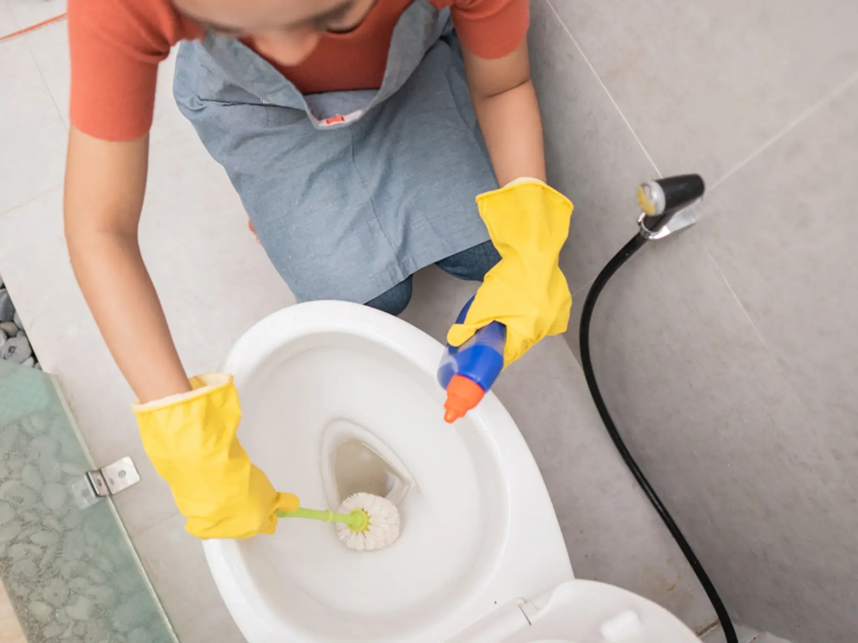 Someone,Wearing,Gloves,Clean,The,Toilet,With,A,Brush,And