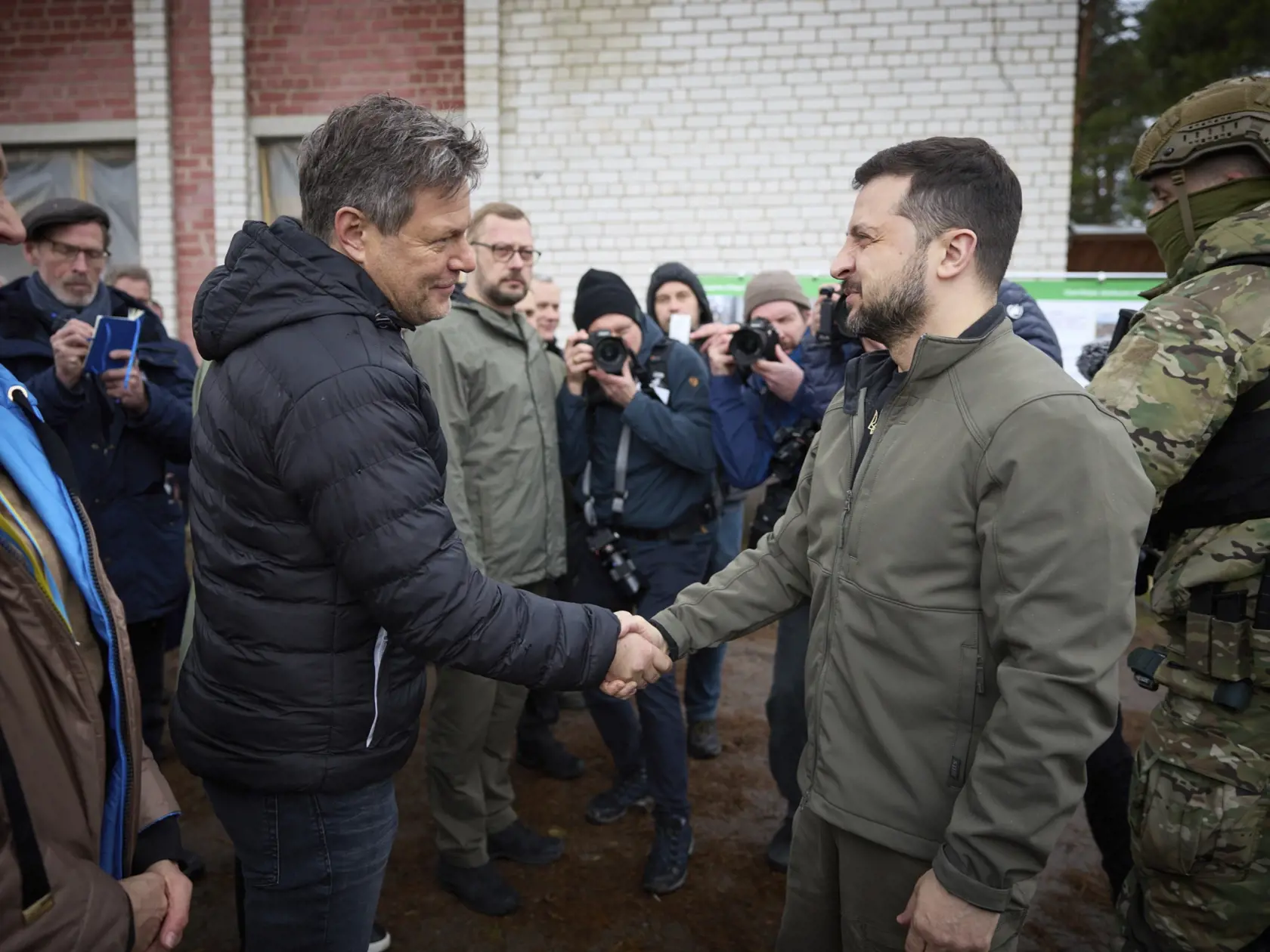 Ukrajinský prezident Volodymyr Zelenskyj (vpravo) sa zdraví s nemeckým ministrom hospodárstva Robertom Habeckom v ukrajinskej dedine Jahidne 3. apríla 2023