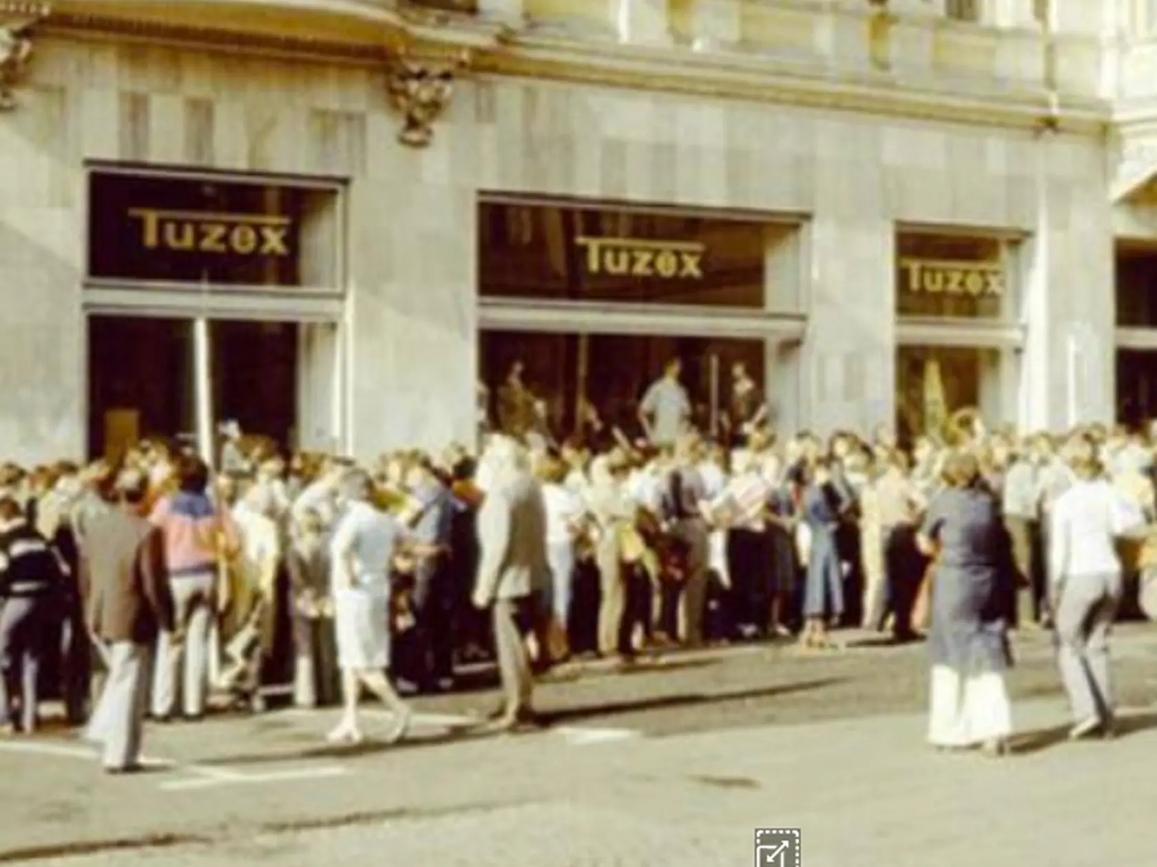 Legendárny Tuzex z 80. rokov, kde sa predával tovar zo "Západu" za bony. 
