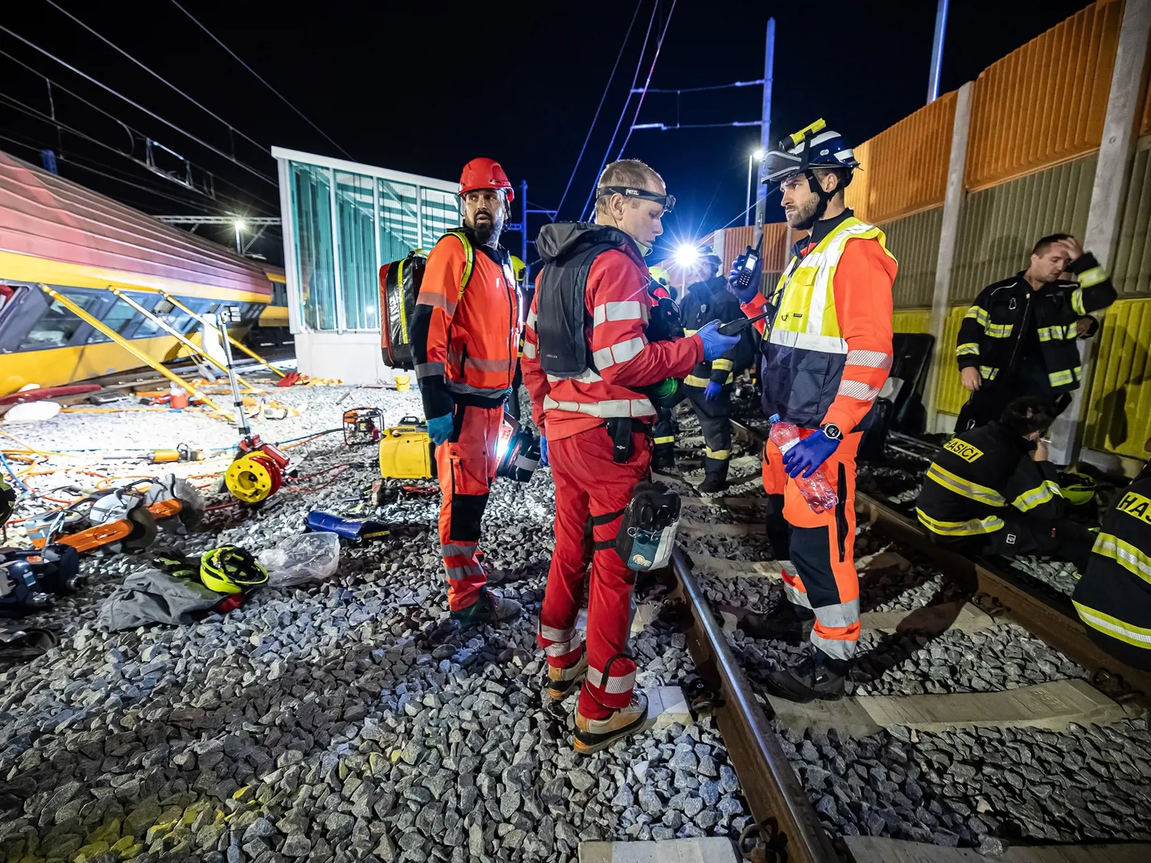 V Pardubiciach sa zrazil rýchlik s nákladným vlakom, zomreli 4 ľudia.