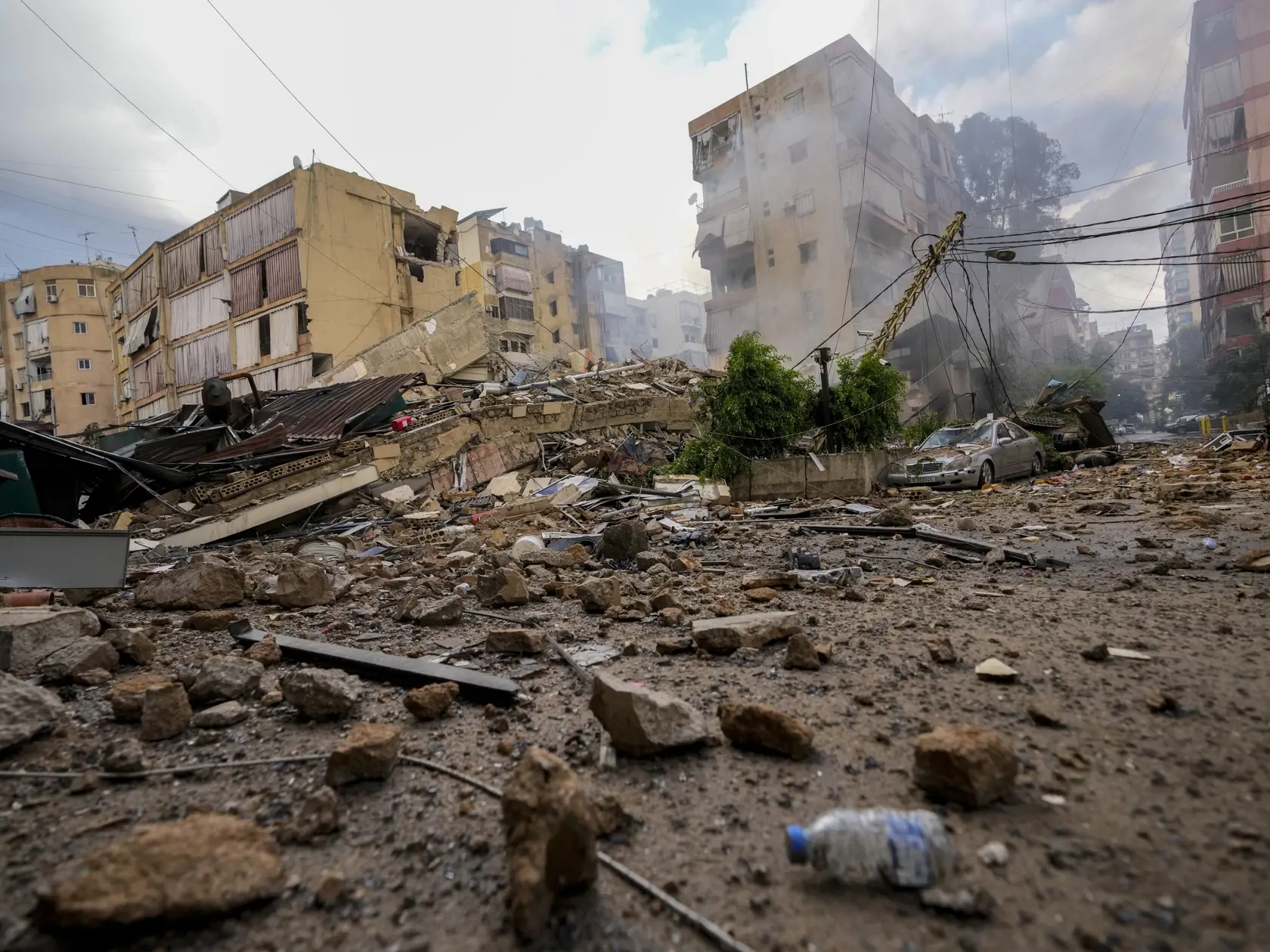 JB 23 Bejrút - Dym stúpa z trosiek zničenej budovy po izraelskom leteckom útoku na južnom predmestí Bejrútu 1. októbra 2024. FOTO TASR/AP

Smoke rises from the site of an Israeli airstrike in Beirut's southern suburb, Lebanon, Tuesday, Oct. 1, 2024. (AP Photo/Hassan Ammar)