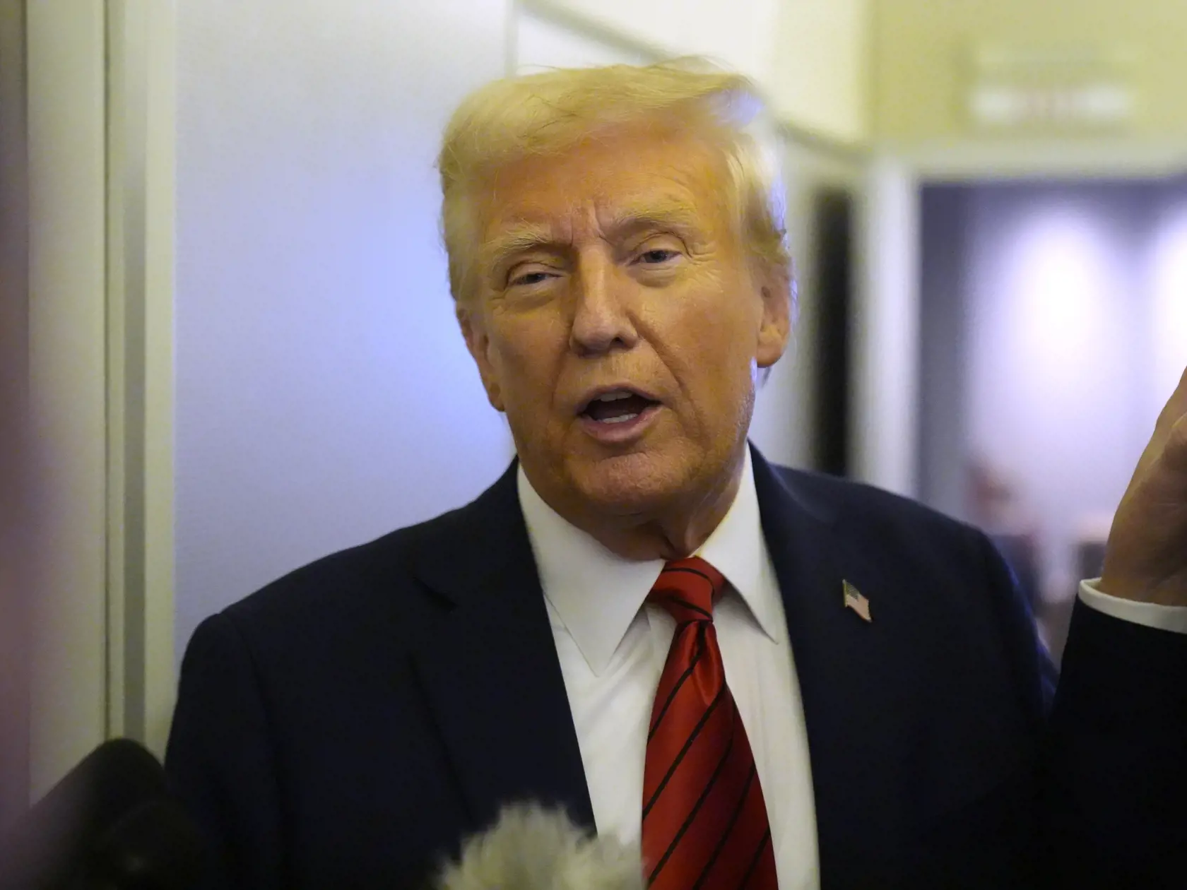 Americký prezident Donald Trump hovorí k novinárom na palube lietadla počas cesty z Miami na základňu Andrews v štáte Maryland v pondelok 27. januára 2025.