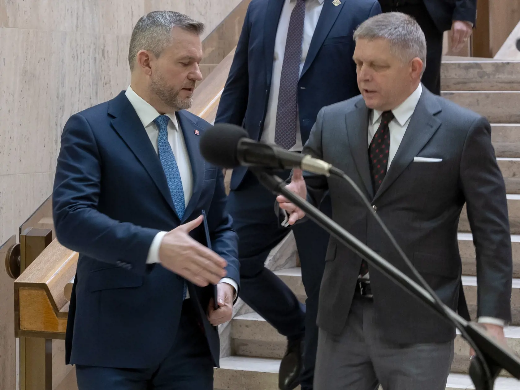 Mimoriadne zasadnutie Bezpečnostnej rady SR za účasti prezidenta SR Petra Pellegriniho. Na snímke je Peter Pellegrini a Robert Fico.