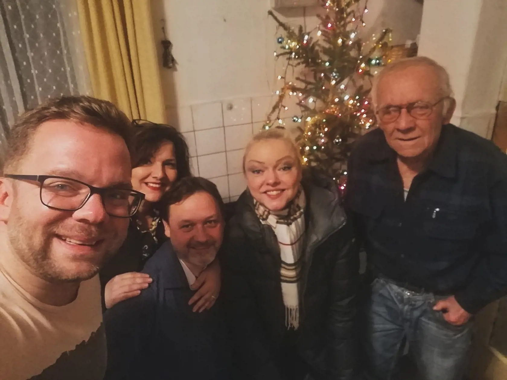 S PRIATEĽMI Dcéra slávneho a majetného umelca sa musí uskromňovať.
