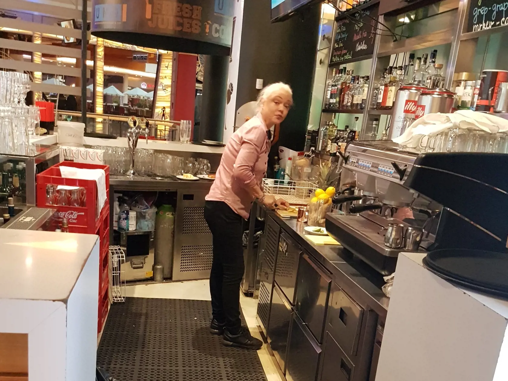 PRÁCE SA NEBOJÍ Dominika si zarába ako barmanka v pražskom nákupnom centre.