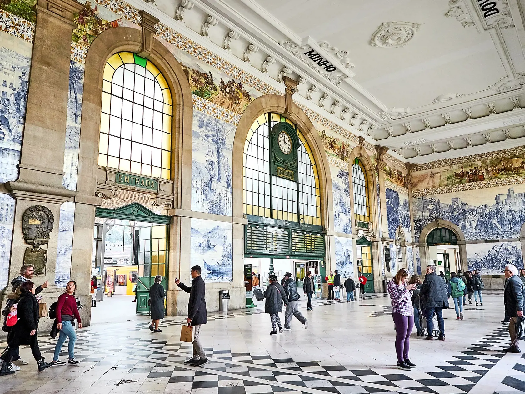 Všadeprítomné azulejos – glazované keramické kachličky – sú typickým
prvkom portugalskej architektúry. Krásne sú na vlakovej stanici.