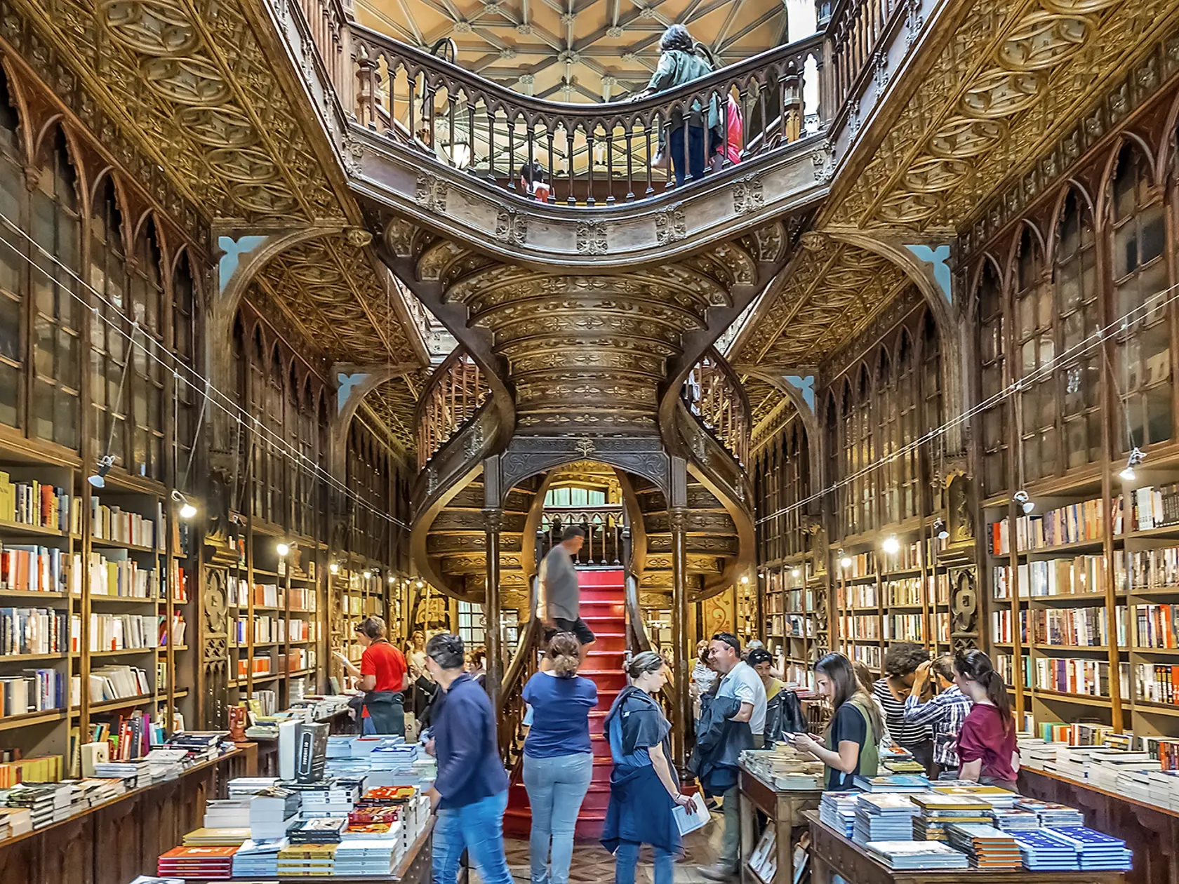 Dostať sa do kníhkupectva Livraria Lello si žiada trpezlivosť. Fanúšikovia Harryho Pottera sú ochotní čakať celé hodiny.