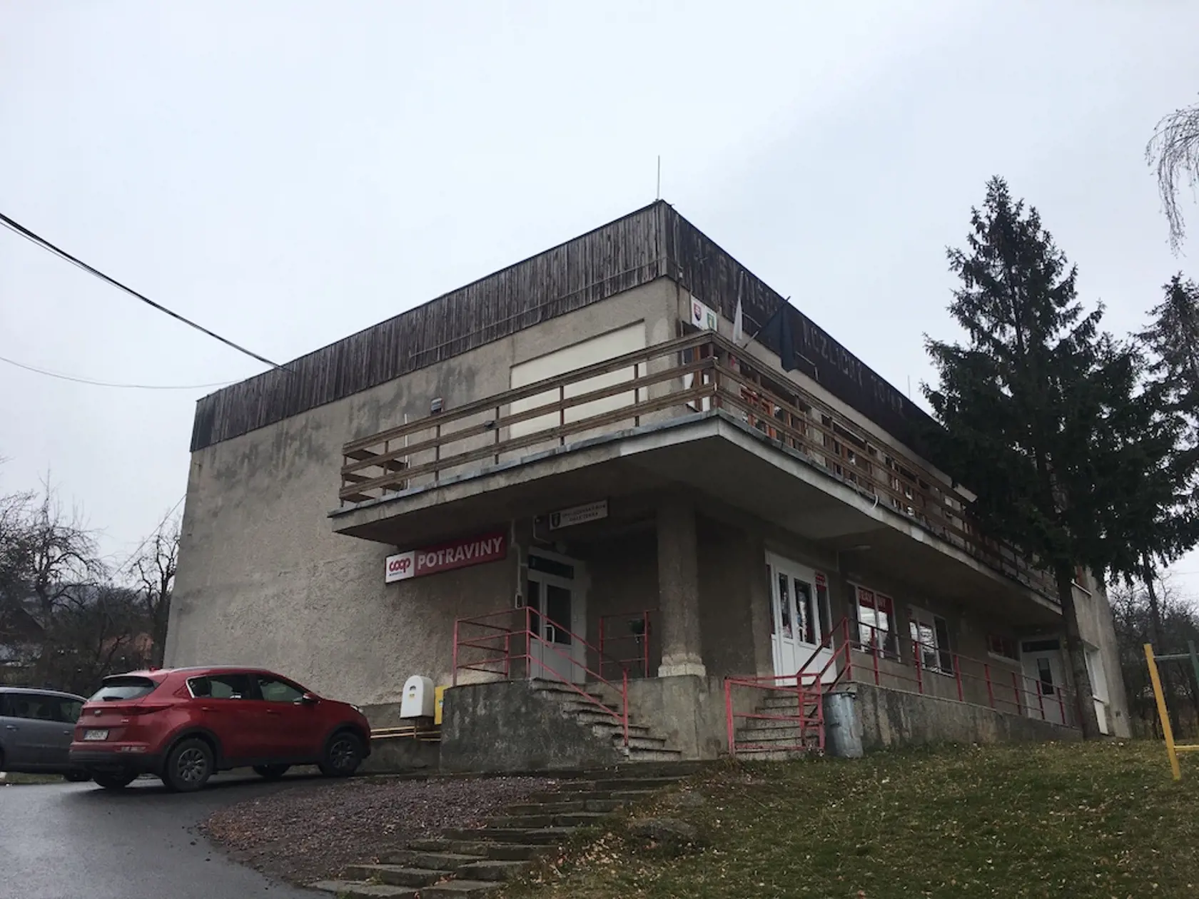 V Žehni bola aj pred štyrmi rokmi bitka o starostovskú stoličku, vtedajší šéf obce podal sťažnosť na Ústavný súd z dôvodu, že jeho protikandidát zamlčal to, že bol odsúdený a nemá zahladený trest. Súd voľby zrušil. Pri vlaňajších voľbách svoj postup zopakoval, no súd výsledok volieb v Žehni potvrdil.