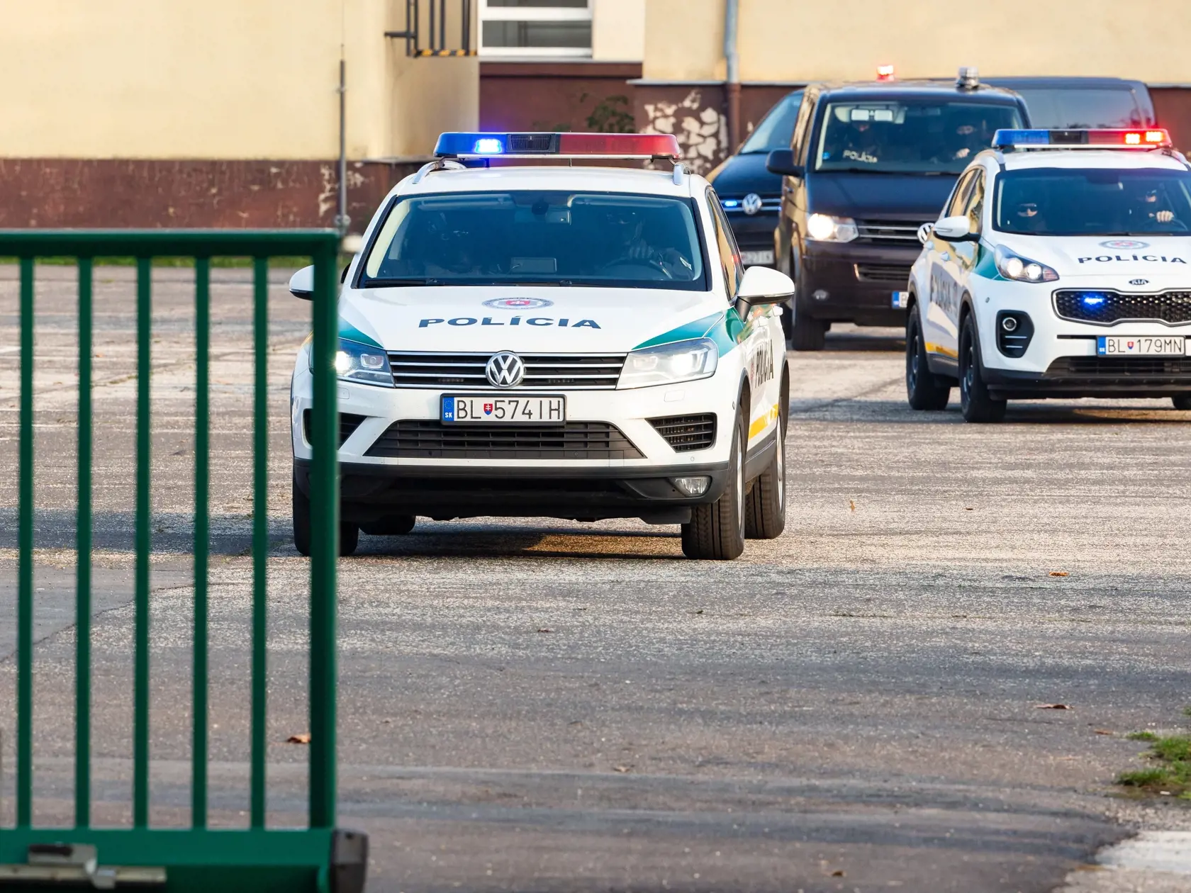Príchod obvinených v kauze "Očistec" na Špecializovaný trestný súd v Pezinku.