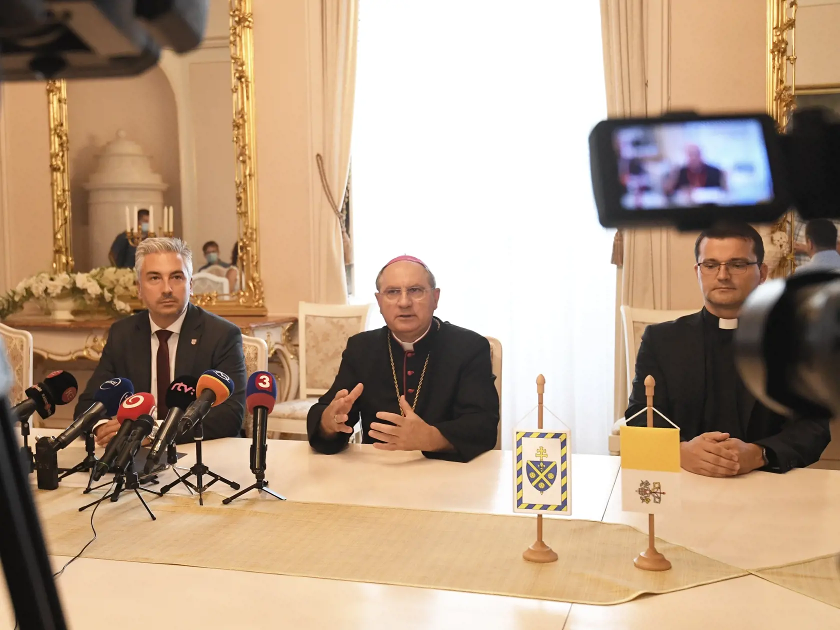 Na snímke zľava  predseda Košického samosprávneho kraja (KSK) Rastislav Trnka, košický arcibiskup, metropolita Bernard Bober a tajomník arcibiskupa Jozef Kmec počas tlačovej konferencie v súvislosti s pripravovanou návštevou pápeža Františka. Košice, 28. júla 2021. FOTO TASR - František Iván