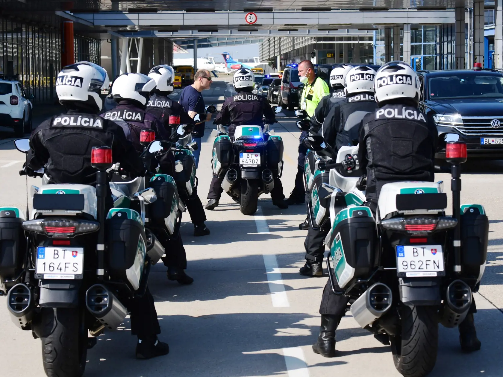 Snímka z prvého nácviku slávnostného motosprievodu autokolóny na nových policajných špeciáloch BMV K 1600 GT k pripravovanej návšteve pápeža Františka na Slovensku, 28. júla 2021 v Bratislave. FOTO TASR - Vladimír Benko/MV SR 
