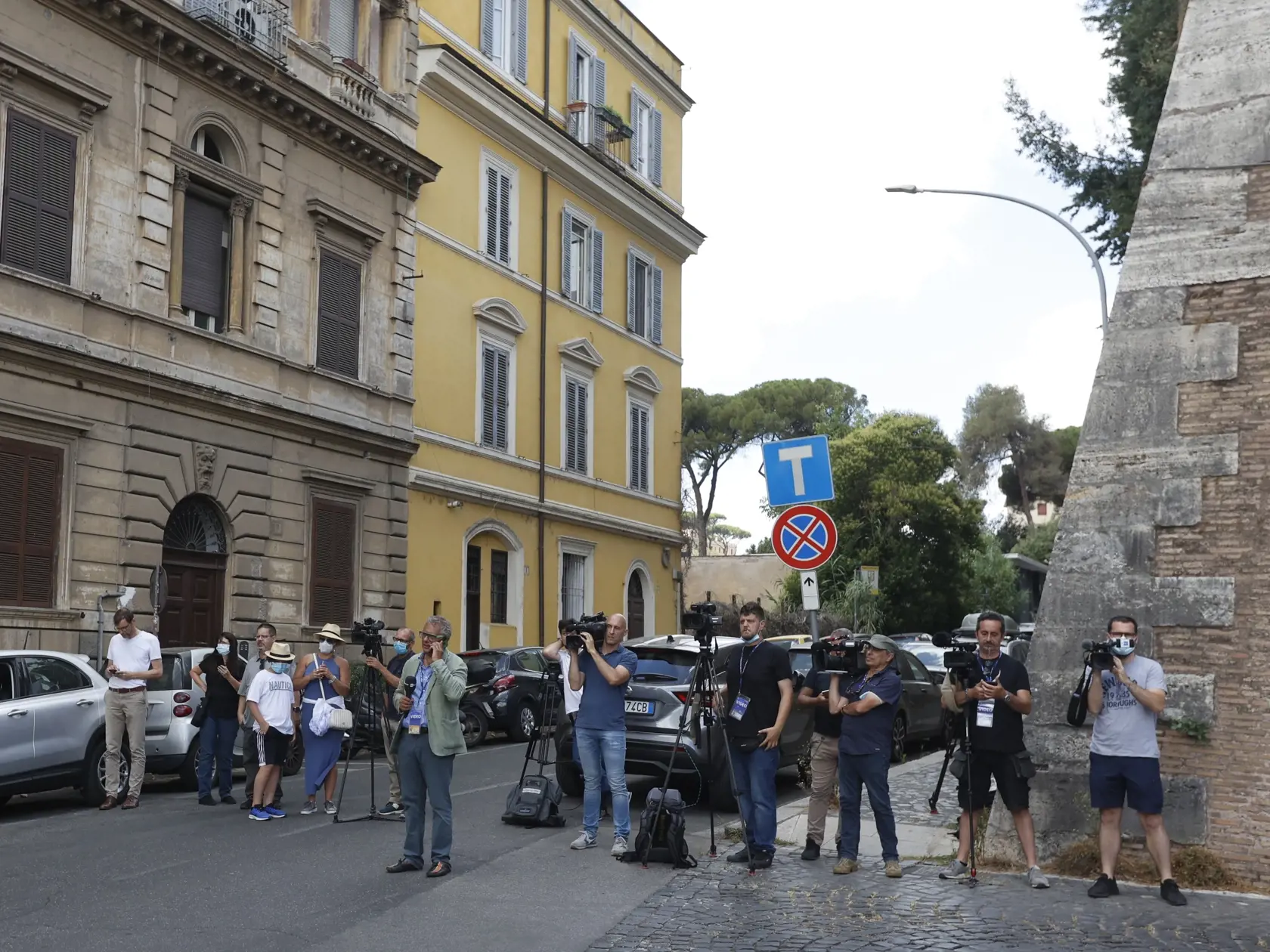 WA 24 Vatikán - Novinári čakajú vo Vatikáne po prepustení pápeža Františka z Univerzitnej nemocnice Agostina Gemelliho v Ríme v stredu 14. júla 2021. Svätý Otec opustil nemocnicu desať dní po operácii hrubého čreva.  Osemdesiatštyriročnému pápežovi 4. júla odstránili časť hrubého čreva z dôvodu jeho zúženia. Plánovaný zákrok absolvoval v celkovej anestéze. Išlo o prvú vážnejšiu operáciu Františka od jeho nástupu do funkcie v roku 2013. Pápež bude mať niekoľko týždňov na zotavenie predtým, než v 