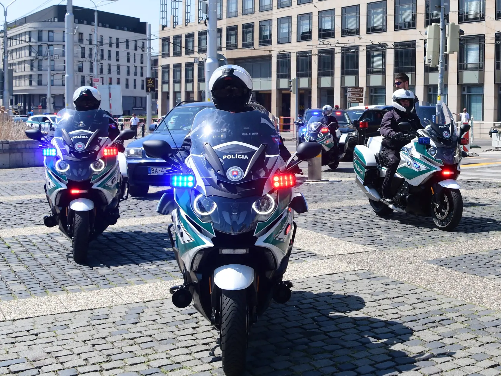 Snímka z prvého nácviku slávnostného motosprievodu autokolóny na nových policajných špeciáloch BMV K 1600 GT k pripravovanej návšteve pápeža Františka na Slovensku, 28. júla 2021 v Bratislave. FOTO TASR - Vladimír Benko/MV SR 
