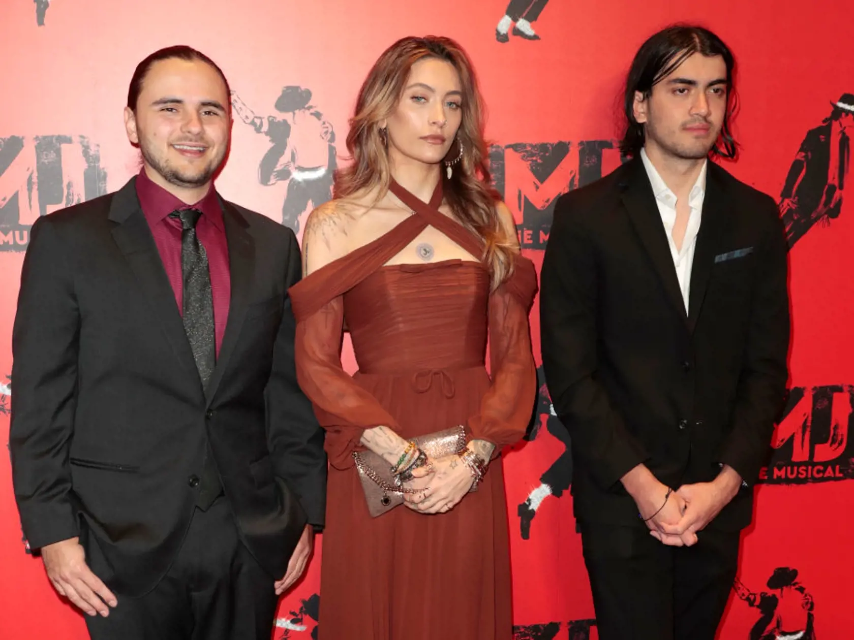 Deti Michaela Jacksona: Dcéra Paris a obaja synovia dostali meno Prince. Mladšieho volali Blanket, neskôr si meno zmenil na Bigi. Všetci traja na premiére muzikálu o ich otcovi.
