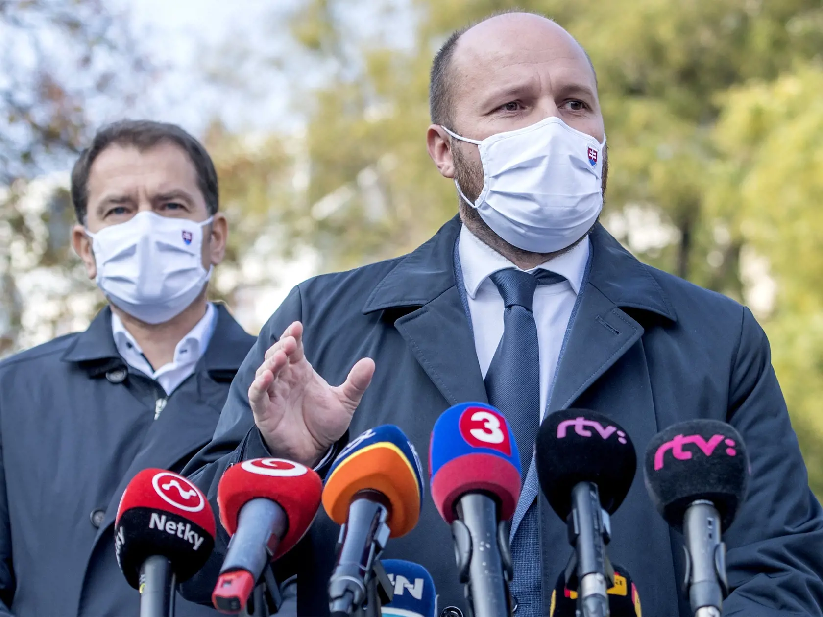 Predseda vlády SR Igor Matovič (vľavo) a minister obrany Jaroslav Naď informujú o výsledkoch prvého dňa druhého kola plošného testovania obyvateľov SR na prítomnosť ochorenia COVID-19 na Námestí SNP v Bratislave 8. novembra 2020. FOTO TASR - Martin Baumann