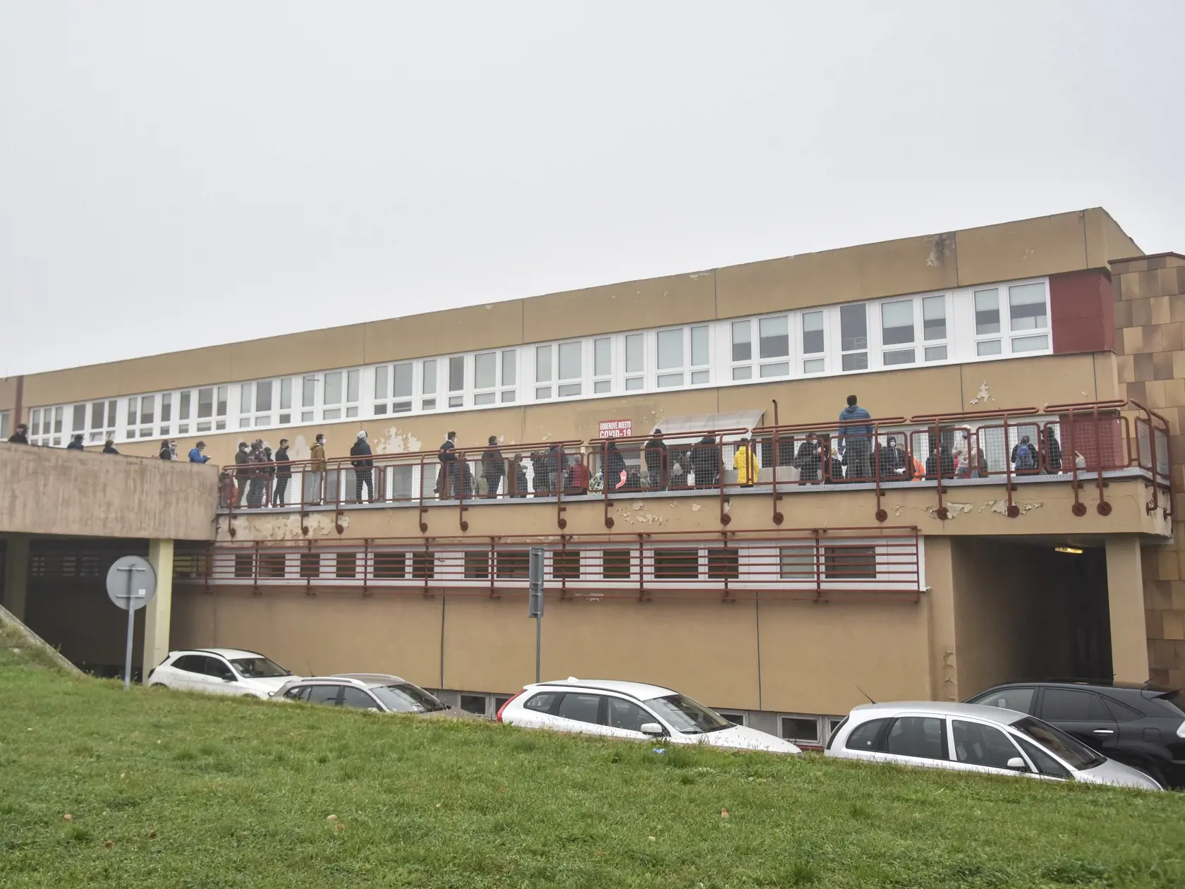 Na snímke ľudia čakajú na odbernom mieste na terase Antolskej nemocnice v Petržalke, kde sa uskutočňuje bezplatné testovanie antigénovými testami na ochorenie Covid-19 v Bratislave 9. novembra 2020. FOTO TASR - Pavol Zachar