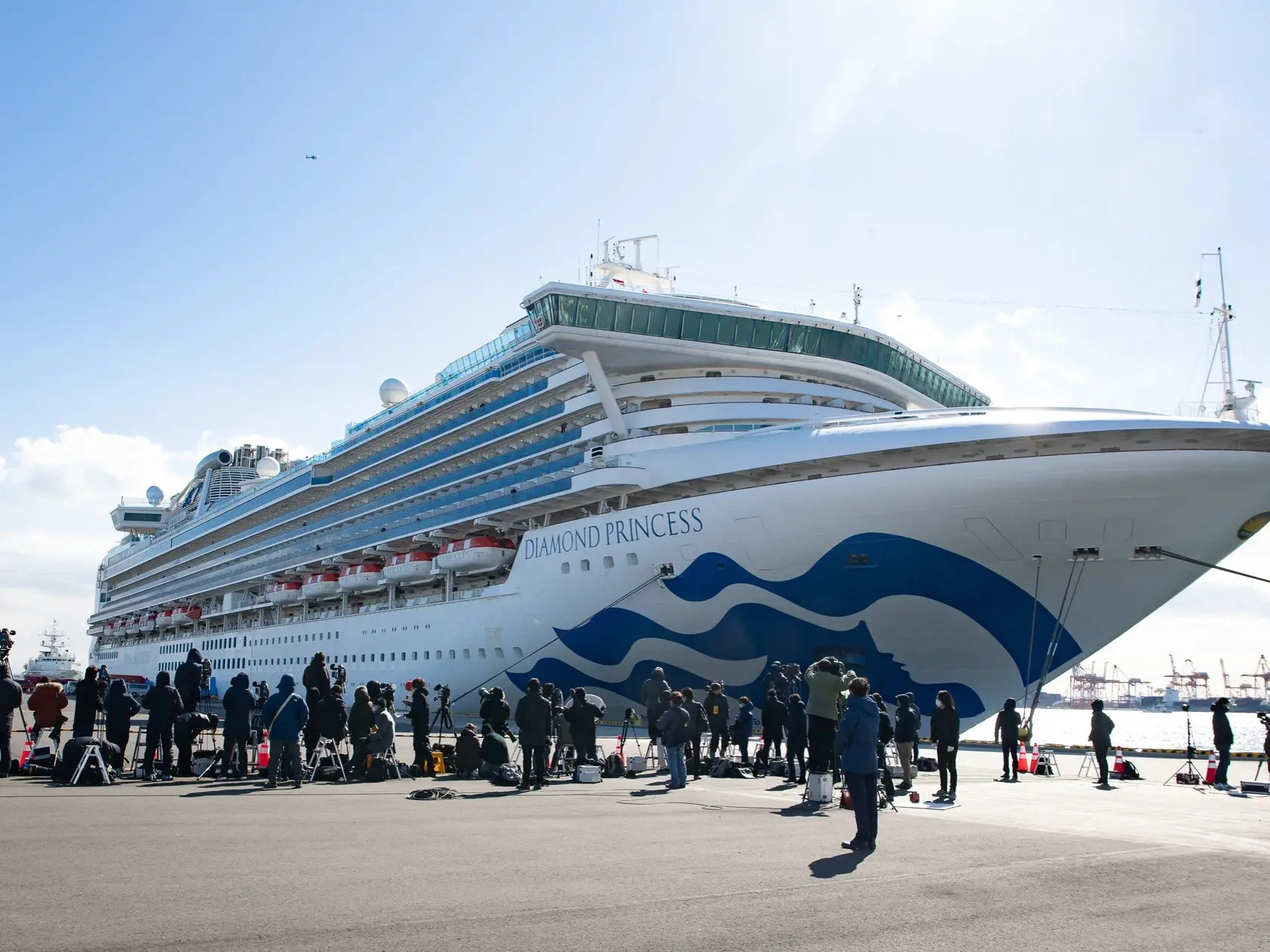 DIAMOND PRINCESS Vyše 3 700 pasažierov zostalo uväznených na výletnej lodi pri Jokohame. Počet infikovaných sa z pôvodných päť zvýšil na 130.