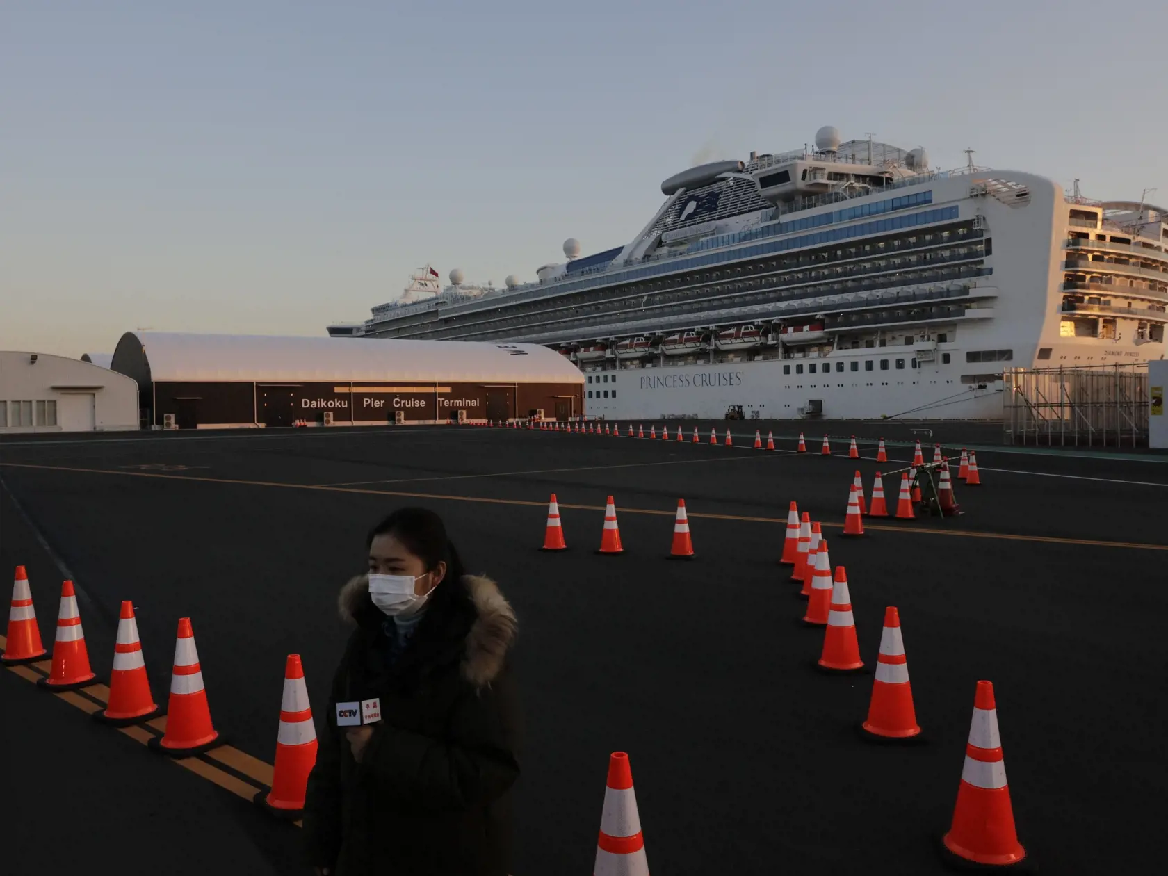 WA 34 Jokohama - Televízna reportérka natáča príspevok pred výletnou loďou Diamond Princess, ktorá kotví v japonskej Jokohame vo štvrtok 13. februára 2020. Na palube japonskej výletnej lode Diamond Princess, ktorá je v karanténe pre šírenie koronavírusu, sa nachádza aj Slovák. Japonské ministerstvo zdravotníctva vo štvrtok oznámilo, že ďalších 44 ľudí na palube výletnej lode, ktorá je v karanténe pri meste Jokohama, malo pozitívne testy na nový typ koronavírusu. Na palube lode je viac ako 3500 p