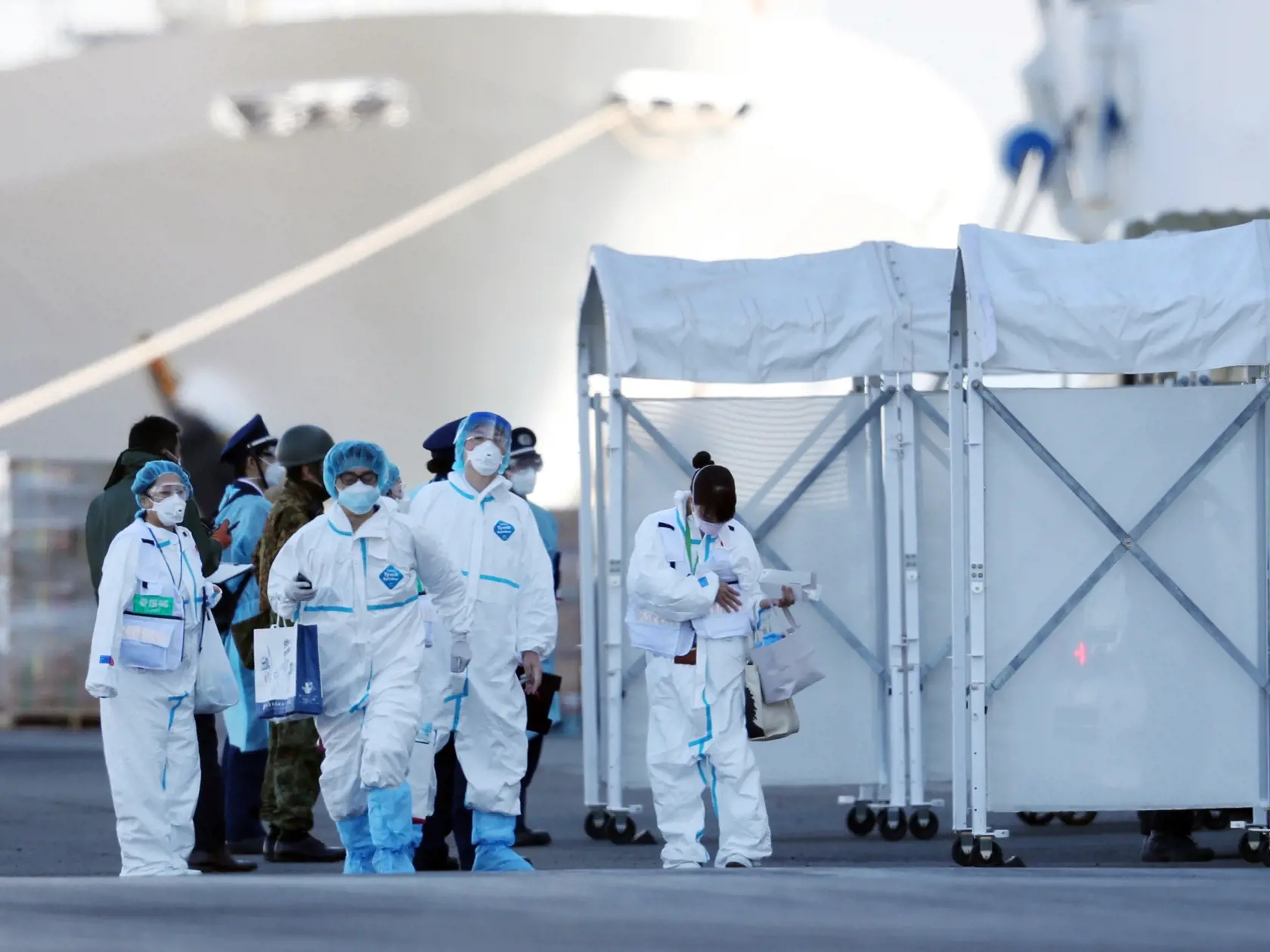 DIAMOND PRINCESS Vyše 3 700 pasažierov zostalo uväznených na výletnej lodi pri Jokohame. Počet infikovaných sa z pôvodných päť zvýšil na 130.