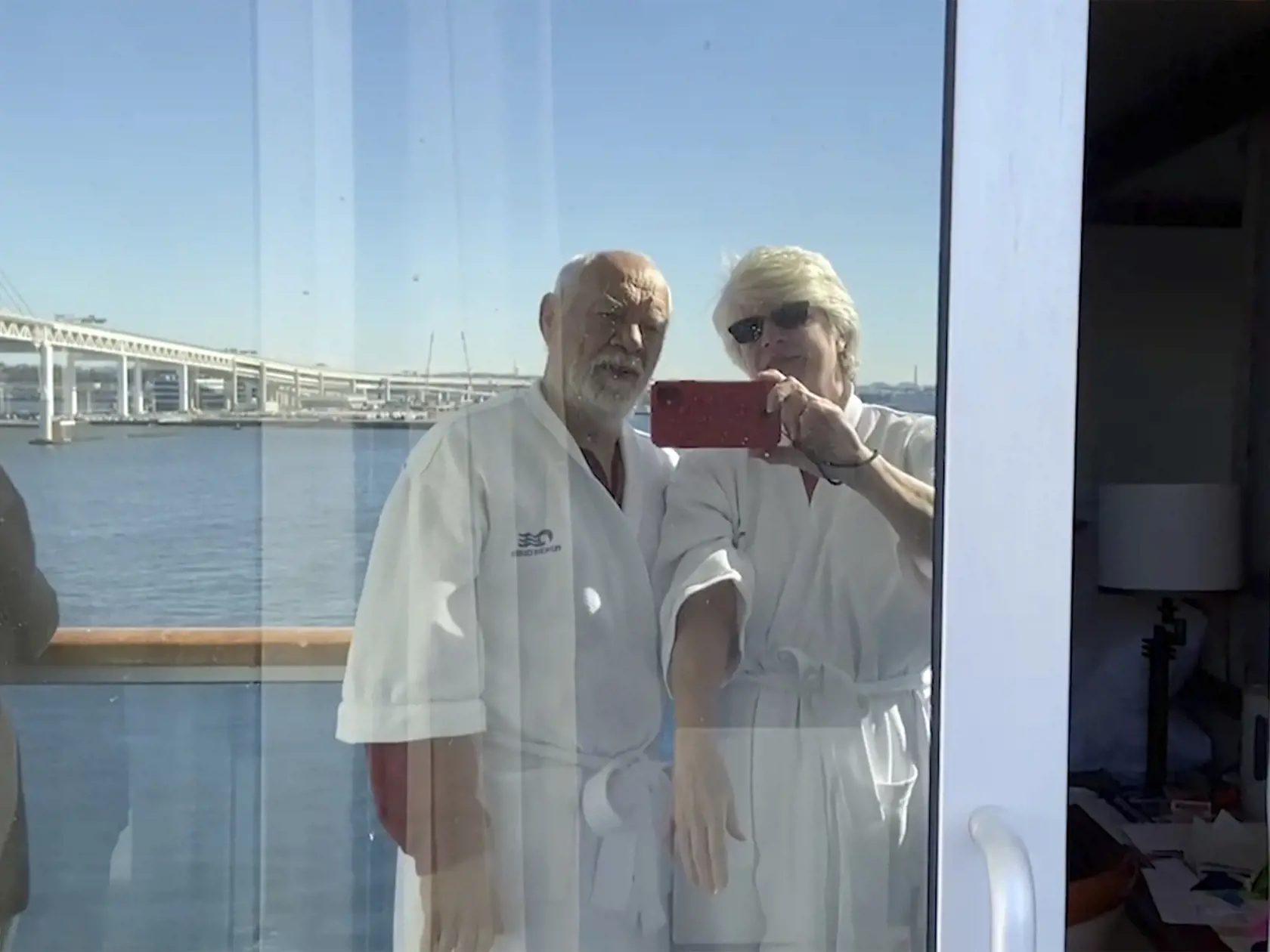 KK19 Jokohama - Na videosnímke Paul Molesky a Cheryl Moleskyová sa fotia na výletnej lodi Diamond Princes v Jokohame 13. februára 2020.  V Japonsku je potvrdených 247 prípadov nákazy novým koronavírusom vrátane 218 prípadov z výletnej lode Diamond Princess, ktorá je v karanténe a kotví v prístave Jokohama v blízkosti Tokia, pretože úrady sa obávajú šírenia smrtiaceho vírusu. FOTO TASR/AP
In this image from a video taken on Feb. 9, 2020, Cheryl Molesky and Paul Molesky film selfie video on balcon