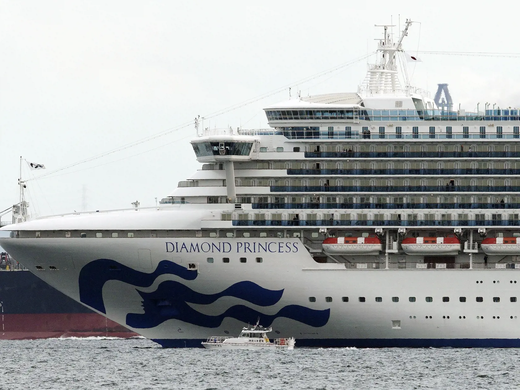 KK6 Jokohama - Malá loď sa plaví vedľa výletnej lode Diamond Princess, ktorá kotví v prístave v Jokohame 4. februára 2020. Japonskí zdravotníci vykonávajú rozsiahle lekárske kontroly u všetkých 3 700 cestujúcich a posádky výletnej lode, ktorí sa vrátili do krajiny po tom, čo jeden cestujúci bol pozitívne testovaný na koronavírus. FOTO TASR/AP
A small boat navigates near a cruise ship Diamond Princess anchoring off the Yokohama Port Tuesday, Feb. 4, 2020, in Yokohama, near Tokyo. Japanese health 