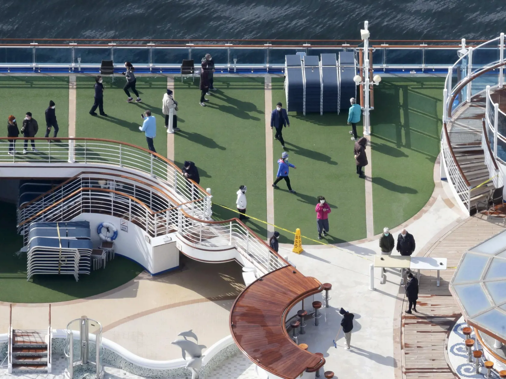 KK9 Jokohama - Na snímke cestujúci s ochrannými maskami na tvári na výletnej lodi Diamond Princess, ktorá kotví v prístave v Jokohame 7. februára 2020. Ďalších 41 prípadov nákazy novým koronavírusom potvrdili lekárske testy pasažierov výletnej lode, ktorá sa momentálne nachádza v karanténe pri pobreží Japonska. Doterajší počet nakazených na plavidle Diamond Princess sa tak zvýšil na 61. FOTO TASR/AP
Masked passengers are seen on the deck of the cruise ship Diamond Princess docked at Yokohama Por