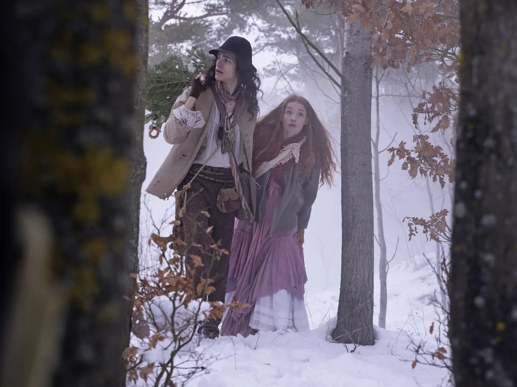Zaláskovaní. Záverečná scéna z filmu, hlavní hrdinovia Lucia a Lukáš prichádzajú k mlynu.
