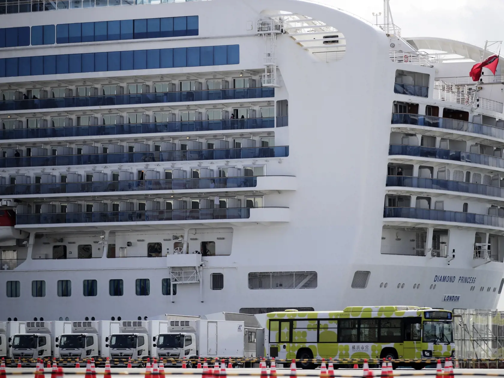 KK3 Jokohama - Na snímke autobus s cestujúcimi z výletnej lode Diamond Princes odchádza z prístavu v Jokohame 19. februára 2020. Plavidlo s približne 3700 ľuďmi na palube kotví za karanténnych podmienok v japonskom prístave Jokohama od 3. februára, keď mužovi, ktorý sa vylodil v Hongkongu, diagnostikovali nový koronavírus. Na lodi sa infikovalo viac než 540 osôb; ide o najväčšiu koncentráciu nákazy mimo pevninskej Číny, kde epidémia vypukla. FOTO TASR/AP
A bus carrying passengers leave the port 