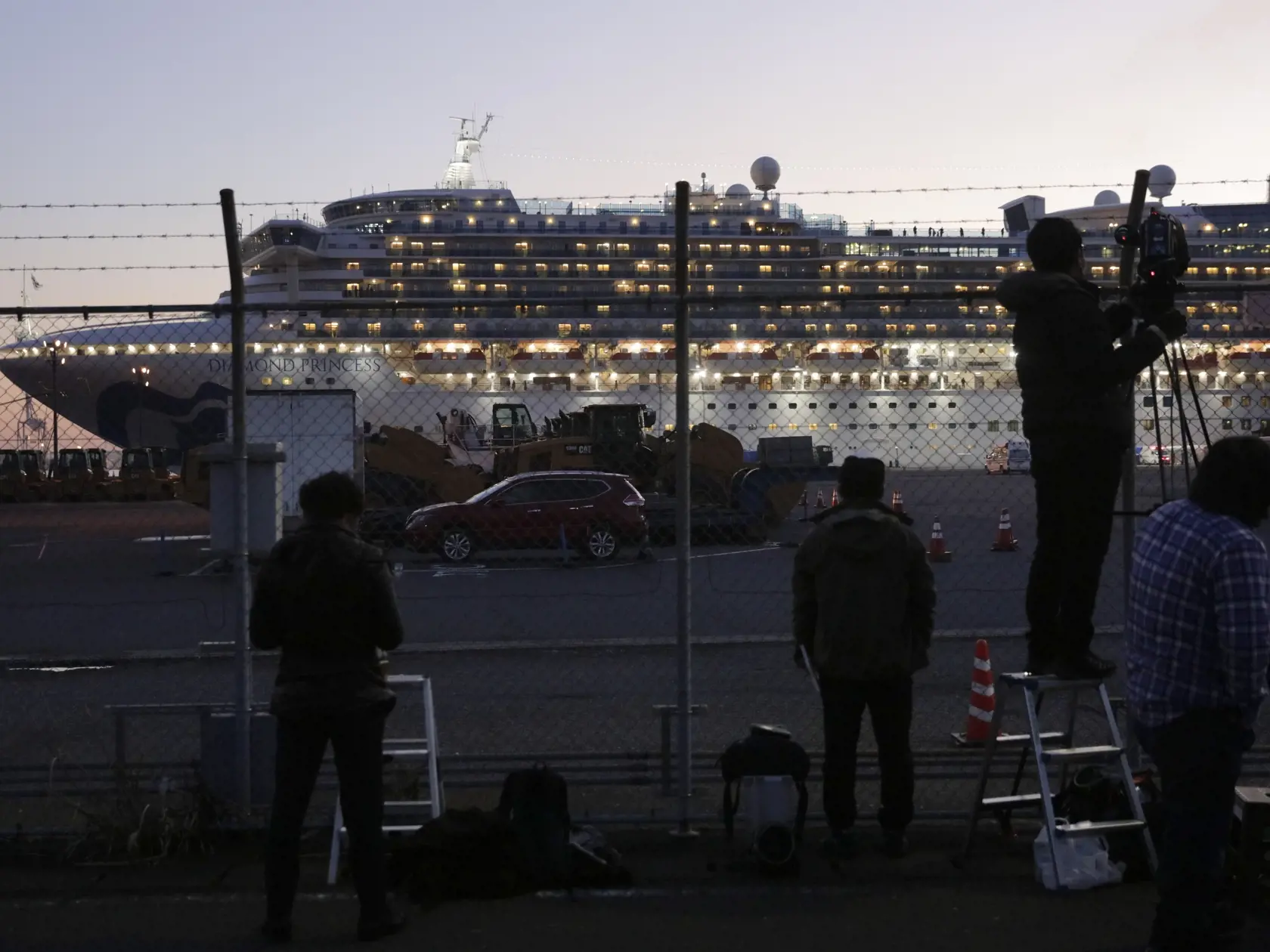 WA 36 Jokohama - Kameramani natáčajú výletnú loď Diamond Princess, ktorá je v karanténe pre šírenie koronavírusu a kotví v japonskej Jokohame vo štvrtok 13. februára 2020. Na palube výletnej lode sa nachádza aj Slovák. Japonské ministerstvo zdravotníctva vo štvrtok oznámilo, že ďalších 44 ľudí na palube výletnej lode, ktorá je v karanténe pri meste Jokohama, malo pozitívne testy na nový typ koronavírusu. Na palube lode je viac ako 3500 pasažierov a členov posádky. Japonské úrady vykonali lekársk