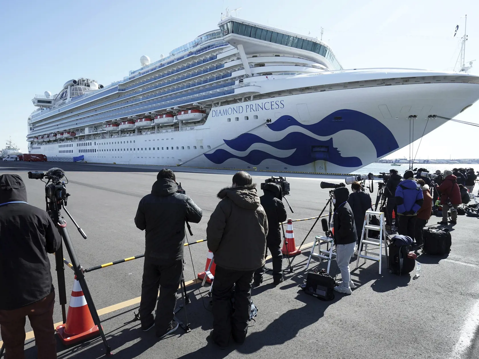 KK15 Jokohama - Na snímke výletná loď Diamond Princess kotví v prístave v Jokohame 9. februára 2020. Na japonskej výletnej lodi sa potvrdilo 60 ďalších prípadov nového typu koronavírusu. V pondelok 10. februára 2020 o tom informovala agentúra AFP s odvolaním sa na verejnoprávnu televíziu NHK. FOTO TASR/AP
In this Feb. 9, 2020, photo, the cruise ship Diamond Princess is anchored off the Yokohama Port in Yokohama, near Tokyo. Japanâ€™s health ministry said Monday, Feb. 10 about 60 more people on t