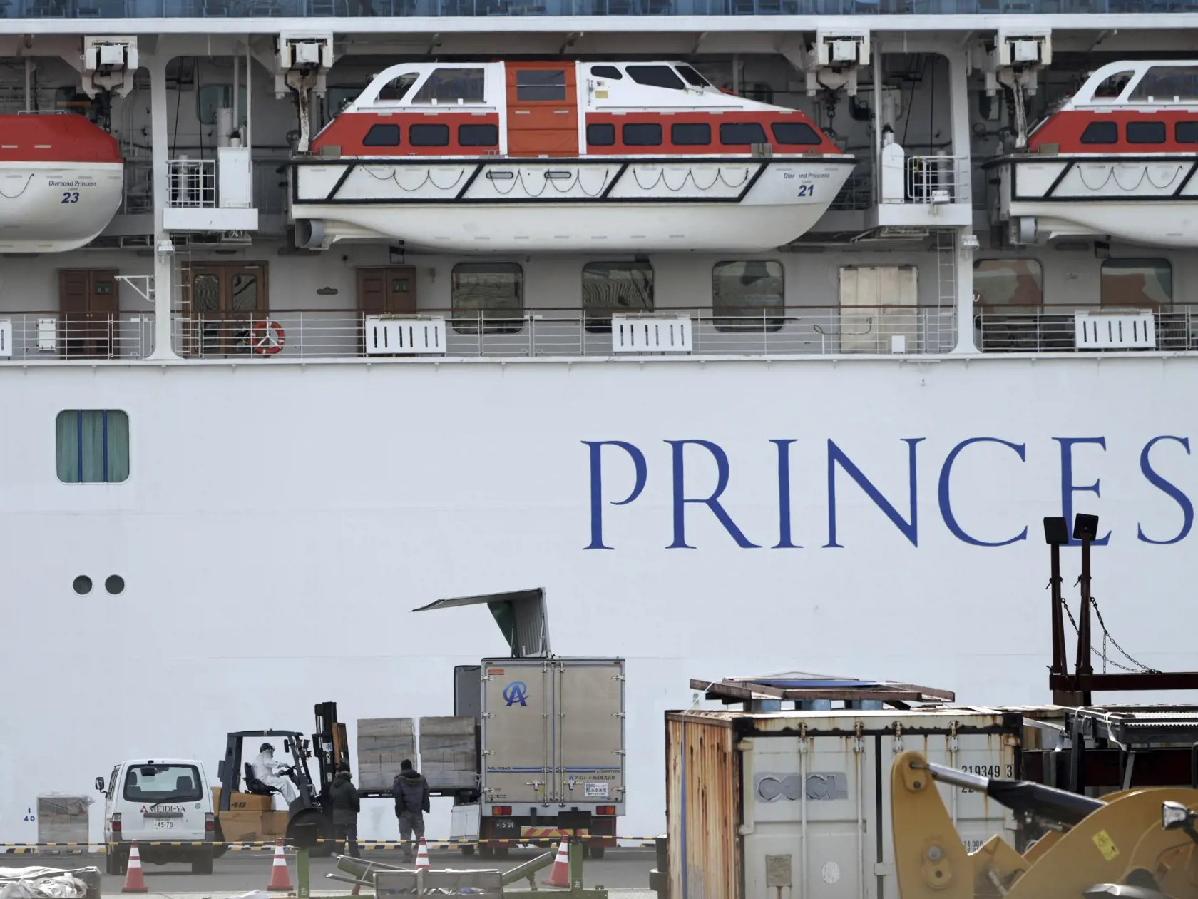 KK7 Jokohama - Na snímke ľudia vykladajú zásoby pre výletnú loď Diamond Princess, ktorá kotví v prístave v Jokohame 7. februára 2020. Ďalších 41 prípadov nákazy novým koronavírusom potvrdili lekárske testy pasažierov výletnej lode, ktorá sa momentálne nachádza v karanténe pri pobreží Japonska. Doterajší počet nakazených na plavidle Diamond Princess sa tak zvýšil na 61. FOTO TASR/AP
Officials and staffs unload supplies for the cruise ship Diamond Princess anchored at the Yokohama Port in Yokohama