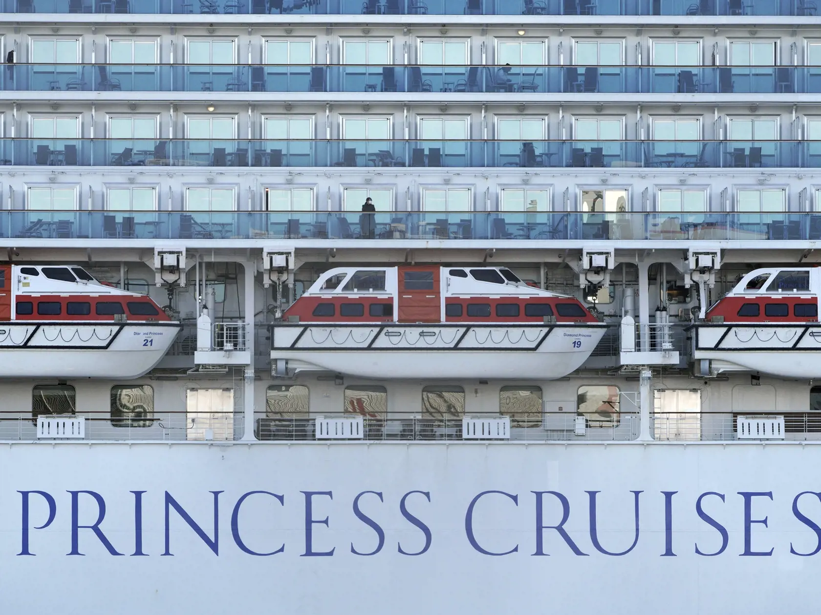 KK16 Jokohama - Na snímke cestujúca stojí na výletnej lodi Diamond Princess, ktorá kotví v prístave v Jokohame 9. februára 2020. Na japonskej výletnej lodi sa potvrdilo 60 ďalších prípadov nového typu koronavírusu. V pondelok 10. februára 2020 o tom informovala agentúra AFP s odvolaním sa na verejnoprávnu televíziu NHK. FOTO TASR/AP
In this Feb. 9, 2020, photo, a passenger stands at the balcony of the cruise ship Diamond Princess anchored off the Yokohama Port in Yokohama, near Tokyo. Japanâ€™s 