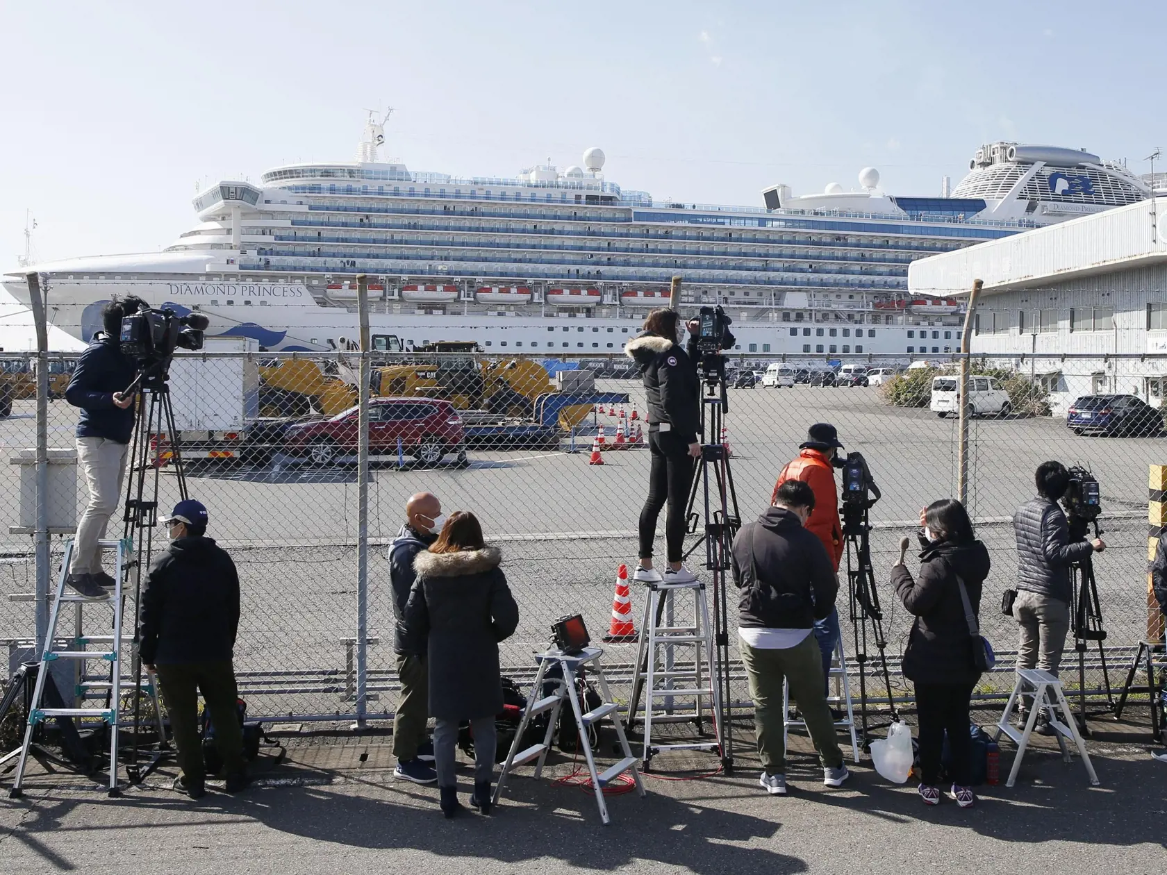 MIK 20 Jokohama - Na snímke sú novinári filmujúci loď Diamond Princess, ktorá je od začiatku februára v karanténe v japonskom prístave Jokohama 17. februára 2020. FOTO TASR/AP 
Nákaza novým koronavírusom sa potvrdila u ďalších 99 pasažierov veľkej výletnej lode Diamond Princess (Diamantová princezná)

Journalists gather to film the quarantined ship Diamond Princess, background, at Yokohama port in Yokohama, near Tokyo Monday, Feb. 17, 2020. Japanese officials have confirmed 99 more people infect