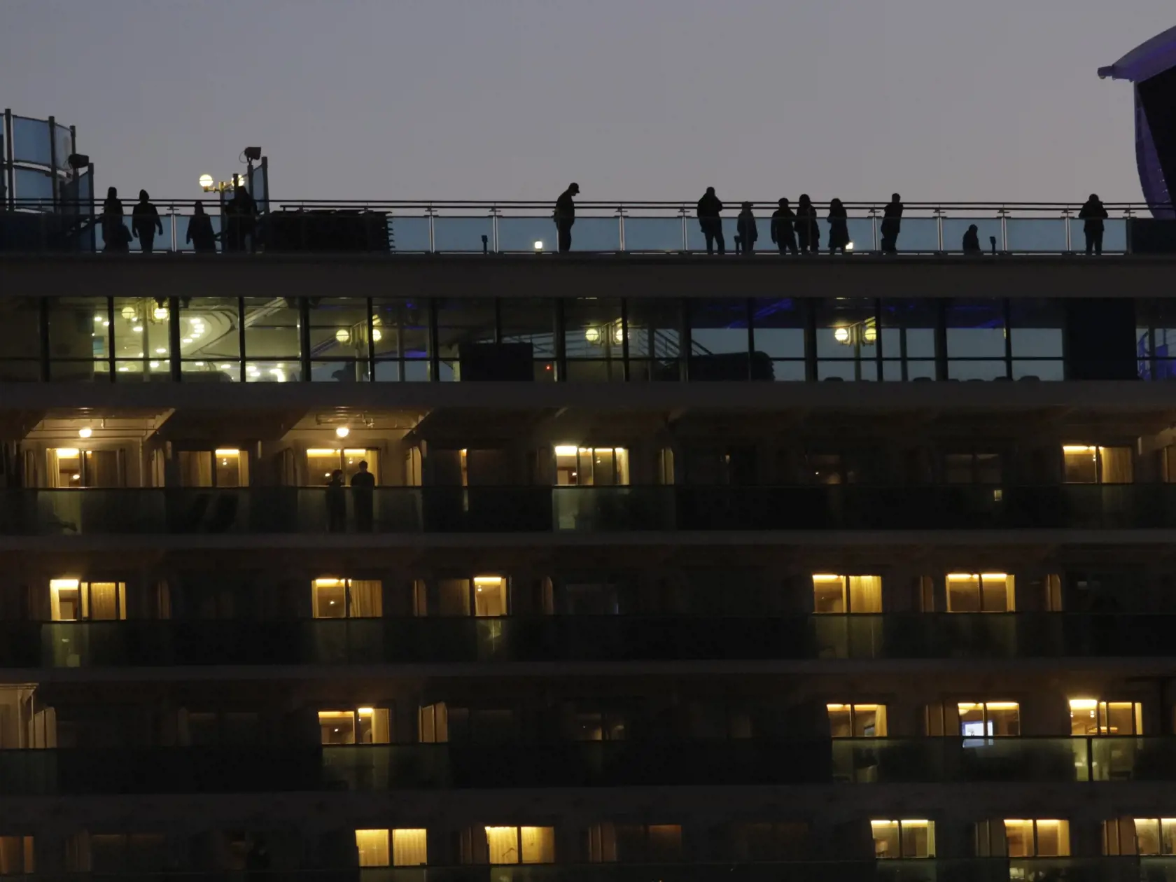 WA 35 Jokohama - Turisti dýchajú čerstvý vzduch na palube výletnej lode Diamond Princess, ktorá je v karanténe pre šírenie koronavírusu a  kotví v japonskej Jokohame vo štvrtok 13. februára 2020. Na palube výletnej lode sa nachádza aj Slovák. Japonské ministerstvo zdravotníctva vo štvrtok oznámilo, že ďalších 44 ľudí na palube výletnej lode, ktorá je v karanténe pri meste Jokohama, malo pozitívne testy na nový typ koronavírusu. Na palube lode je viac ako 3500 pasažierov a členov posádky. Japonsk