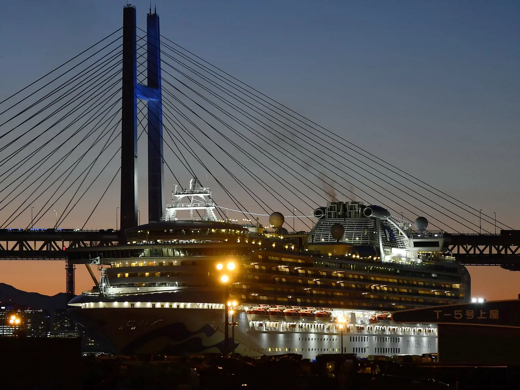 MIK 20 Jokohama - Na snímke je loď Diamond Princess, ktorá je od začiatku februára v karanténe v japonskom prístave Jokohama 18. februára 2020. FOTO TASR/AP 
Na 542 stúpol počet ľudí nakazených novým druhom koronavírusu na výletnej lodi Diamond Princess (Diamantová princezná), ktorá sa od začiatku februára nachádza v karanténe v japonskom prístavnom meste Jokohama.


Journalists gather to film the quarantined ship Diamond Princess, background, at Yokohama port in Yokohama, near Tokyo Monday, Feb